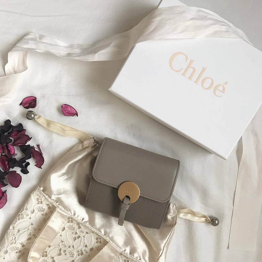 MERYさんのインスタグラム写真 - (MERYInstagram)「. 『Chloé（クロエ） @chloe』のお財布が可愛すぎるっ♡クロエのお財布は、落ち着いた女性らしい色合いと、シンプルで使いやすいデザインが特徴です。 毎日頑張る自分へのご褒美や、大切な人の誕生日プレゼントとしておすすめ。持ち物から、大人の女性への第一歩を踏み出しましょう。 . MERYでは他にも「かわいい」に近づくさまざまな情報を発信しています。 @mery.beauty コスメ・美容に特化した情報をお届け♡ @mery_spot 話題のカフェやお出かけスポットをご紹介！ こちらもぜひチェックしてみてください！ . . photo by @kaori_psk @knt25mi @mbotms_91 . #MERY #regram #chloe #wallet #chloewallet #miniwallet #birthdaypresent #chloegirls #クロエ #クロエ財布 #ミニ財布 #財布 #お財布 #折りたたみ財布 #置き画くら部 #置き画  #誕生日プレゼント #誕プレ #ブランド財布 #三つ折り財布 #フェミニン #プレゼント #ミニウォレット #ウォレット #ハイブランド #丁寧な暮らし #日々の暮らし #お洒落さんと繋がりたい #MERY女子 #メリー」10月19日 8時00分 - mery.jp