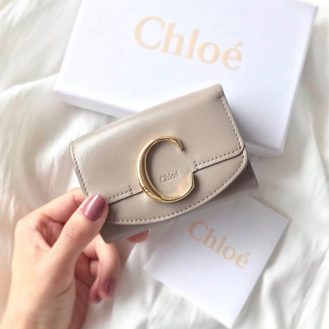 MERYさんのインスタグラム写真 - (MERYInstagram)「. 『Chloé（クロエ） @chloe』のお財布が可愛すぎるっ♡クロエのお財布は、落ち着いた女性らしい色合いと、シンプルで使いやすいデザインが特徴です。 毎日頑張る自分へのご褒美や、大切な人の誕生日プレゼントとしておすすめ。持ち物から、大人の女性への第一歩を踏み出しましょう。 . MERYでは他にも「かわいい」に近づくさまざまな情報を発信しています。 @mery.beauty コスメ・美容に特化した情報をお届け♡ @mery_spot 話題のカフェやお出かけスポットをご紹介！ こちらもぜひチェックしてみてください！ . . photo by @kaori_psk @knt25mi @mbotms_91 . #MERY #regram #chloe #wallet #chloewallet #miniwallet #birthdaypresent #chloegirls #クロエ #クロエ財布 #ミニ財布 #財布 #お財布 #折りたたみ財布 #置き画くら部 #置き画  #誕生日プレゼント #誕プレ #ブランド財布 #三つ折り財布 #フェミニン #プレゼント #ミニウォレット #ウォレット #ハイブランド #丁寧な暮らし #日々の暮らし #お洒落さんと繋がりたい #MERY女子 #メリー」10月19日 8時00分 - mery.jp