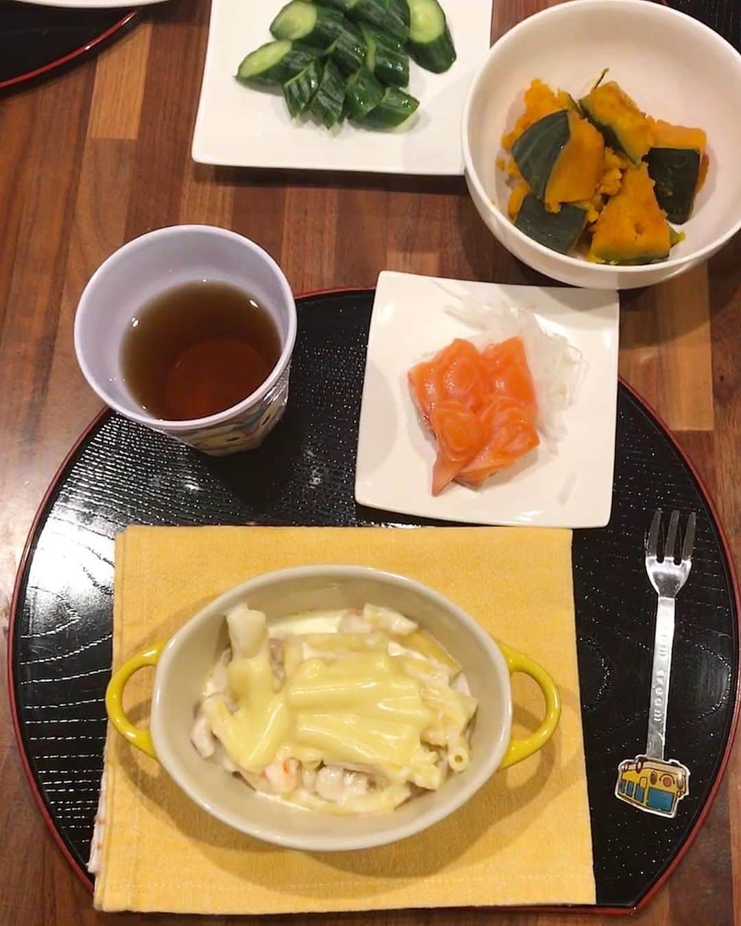 みきママさんのインスタグラム写真 - (みきママInstagram)「【お義母さんのお盆ご飯です！！】. . . . . 私と旦那が福岡に来ているので、旦那の両親に子供達をお願いしました😭😭😭. . . . すると、お義母さんから写メールが来ました！. . . . 「今日はグラタン、モツ煮、かぼちゃの煮物とアンちゃんが試食し食べたいと言ったトロサーモンです！ . . カボチャがお気に入りなアンちゃん。グラタンも完食！ちなみにおやつに肉まん２つ食べました！杏ちゃんからのお手紙をどうぞ。」ってさ。. . . . お義母さん、ありがとうございます🤩🤩🤩. . . . #お義母さん #お盆ごはん」10月19日 8時00分 - mikimama_official