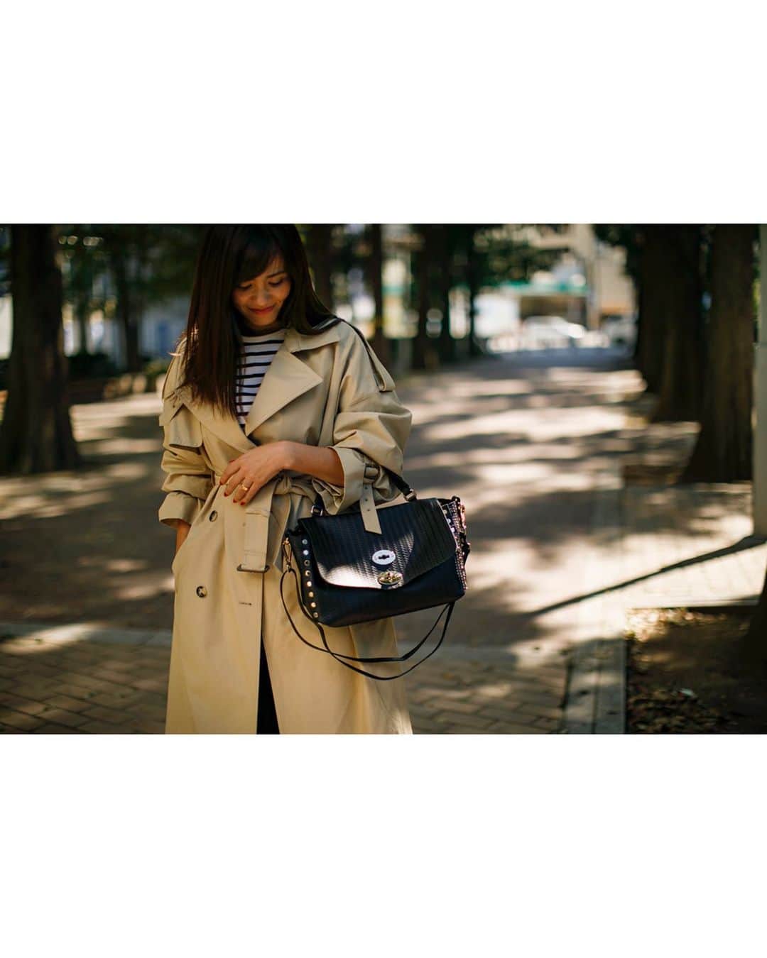田中幸恵のインスタグラム：「____ . ☑︎トレンチ　#ebure . ☑︎ボーダー #leminor . ☑︎デニム  #dressterior . ☑︎バレエシューズ #chanel . ☑︎バッグ　#zanellato . .  好きなもの詰め込み🖤 . このトレンチ着てると会う人会う人に褒められて嬉しい🧥🤤 . @yukaringoma  はHYKEのトレンチ買うてた🧥 .  シンプルなものは、ながーく愛用したいと思う☺️ . . #トレンチコート  #トレンチ　#ボーダートップス  #デニムコーデ  #バレエシューズ　#ootd #cordinate」