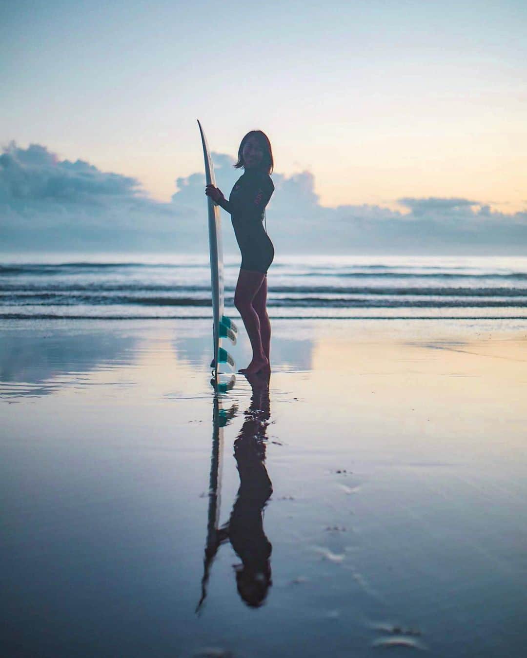 金子藍さんのインスタグラム写真 - (金子藍Instagram)「ロンスプがウエットで1番好き❤️ . 📷 @pakoksun . #roxy #roxyjapan #roxywetsuit #surf #sunrise #haneypresets #海 #life #サーフィン」10月19日 8時15分 - aikaneko_surf