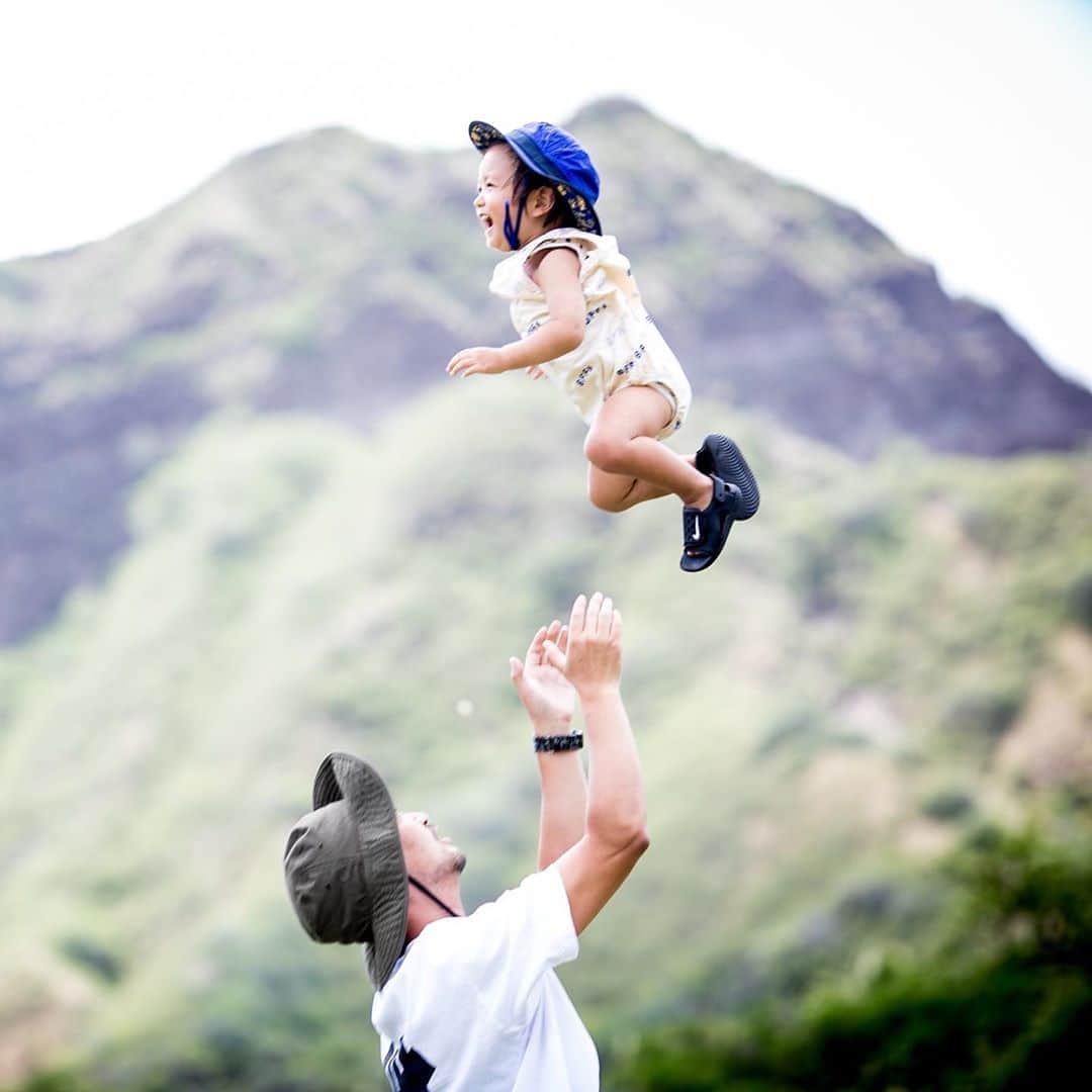 のインスタグラム：「今日で息子1歳最後の日👶🏻 * 可愛い愛しすぎる存在♡噂通り男の子ってママにとって娘とはまた違う存在😂 * たくさんチューしてたくさんハグしてるけど毎日足りないくらい好き笑！←こんなに好きになった男の人いないかも！笑♡ * と言いつつ、悪ガキだから怒ることも多いけど今日明日は息子の喜ぶことたくさんしよ🧡🕊 * photo by @2cconcept 🌴 * #1歳#1歳最後の日」