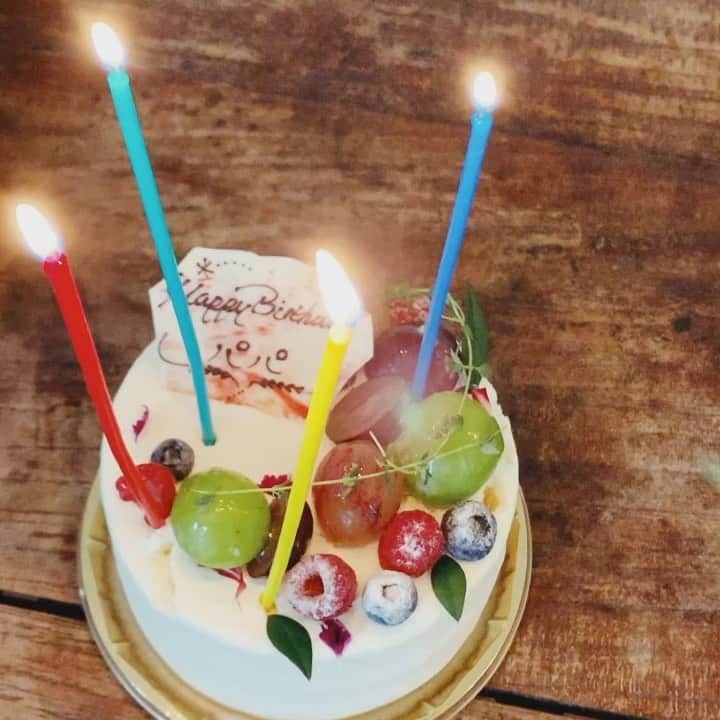 ジュジュのインスタグラム：「papa40th♡ のbirthday🎂 . 当日の10.18は、surpriseで @puricoshoco に🍰用意してもらって( @chocolatrepublic_kobe_official ) プレゼントを買いに行く予定だったが... . しかし... . まさかの坊が熱... . 私が家から出られず自分で取りに行ってもらうと言うセルフケーキにww . そんなこんなで、、、 happy birthday papa🧔40th♡ #ロウソクは坊が挿した . 家族一緒に素敵な一年にしましょうね👅 . #papa40歳 #動画やけど特に意味無し #笑」