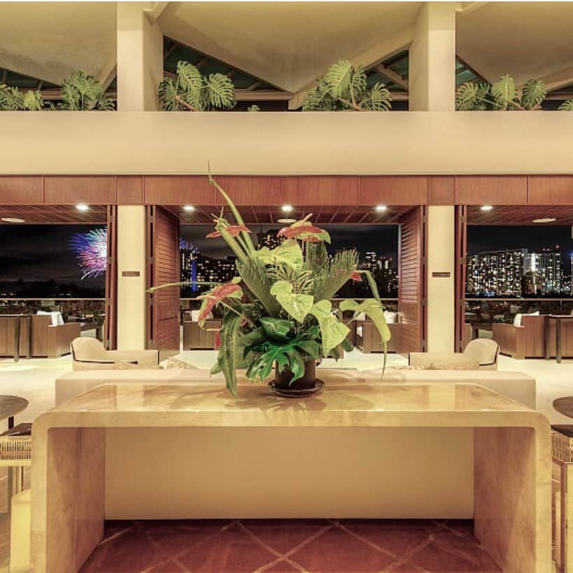 Trump Waikikiさんのインスタグラム写真 - (Trump WaikikiInstagram)「Happy Aloha Friday with tropical flowers filling the 6th floor open air lobby level with a nice scent. #trumpwaikiki #trumpwaikiki10 #celebrating10yearsoftrumpwaikiki  #fivestarhotelhonolulu #luxurytravel  ハッピー・アロハ・フライデー！　エレベーターを6階ロビーで降りると、トロピカルフラワーのアレンジメントがお迎えします。  #トランプワイキキ #トロピカルフラワー #5つ星ホテル #ラグジュアリートラベル #アロハフライデー」10月19日 8時32分 - trumpwaikiki