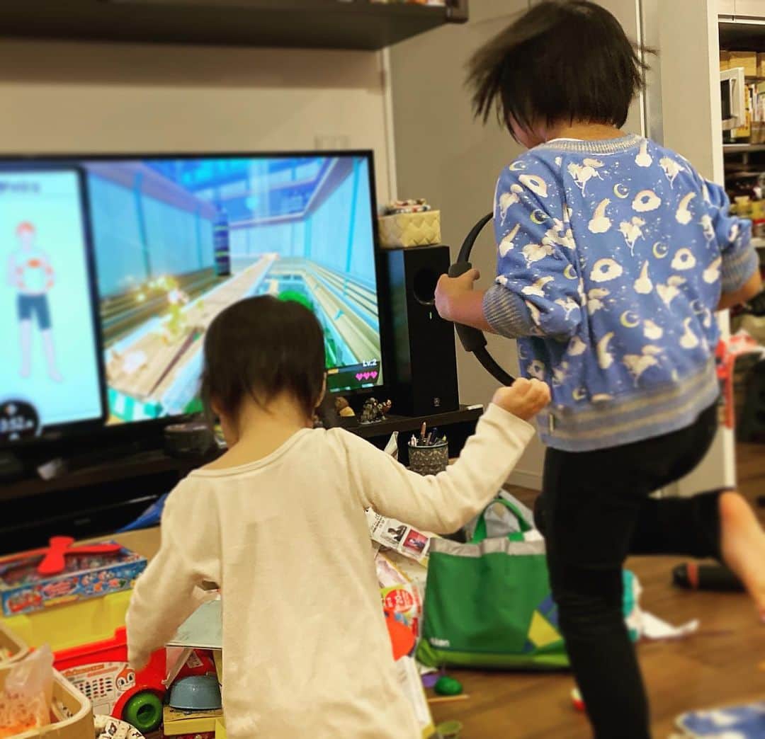 安倍吉俊のインスタグラム：「リングフィットアドベンチャー、タマゴ( •~•)が夢中。ぐずって部屋を散らかしまくってたウズラ(••)も隣でジタバタしてるww」