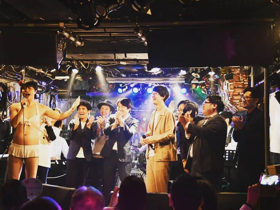 高倉陵さんのインスタグラム写真 - (高倉陵Instagram)「下町ノ夏&三拍子presents 音楽とお笑いの夕べ 『#NEIROMONO』でした！！ 来ていただいた方ありがとう。 音楽とお笑いのコラボライブの中で多分一位を叩き出しましたね。 企画の『大喜利即興ソング』で芸人の適当大喜利解答を素敵な歌にするミュージシャンの方々神ってました。 最後Beach Queenもバンドで歌わせて貰い最悦👙 これは第2回やるぞぉ。  #三拍子 #三拍子高倉 #高倉陵 #comedian #comedy #japanese #Japan #funny #instalike #お笑い #お笑い芸人 #芸人 #漫才師 #manzai #お笑いライブ #instafanny #intersting #standupcomedy #standupcomedyshow #ジグザグジギー #ニュークレープ #下町ノ夏 #花野 #加納裕 #ろくでもない夜　#下北沢」10月19日 8時38分 - takakulife