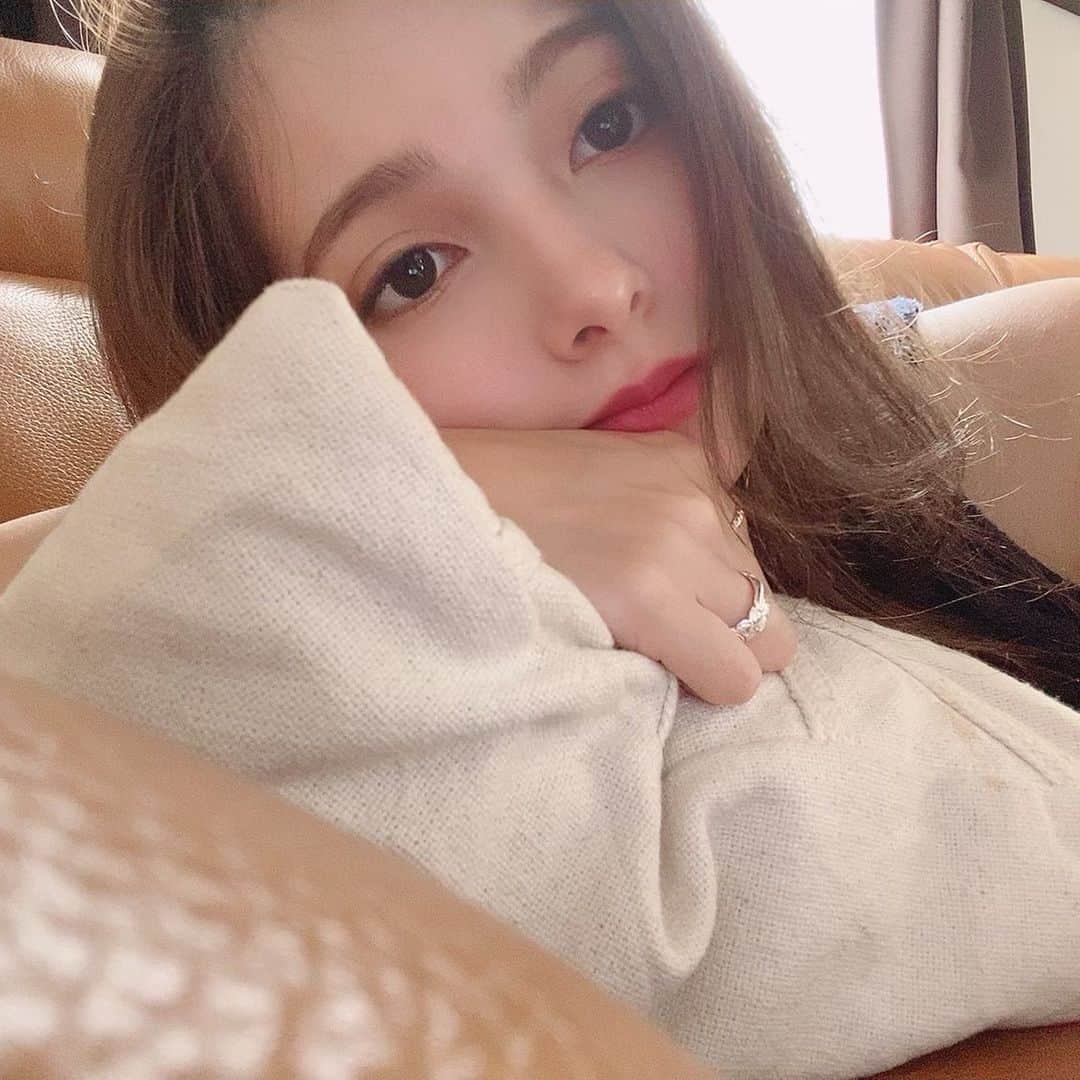 HELENAのインスタグラム：「こんばんは！ 久しぶりに新入りの　@dazzshop_official  使いました☺️ スパークリングジェムは18番で目の下にちょこっとのせた！塗ってみるとピンクブラウンのような、オレンジブラウンのような、絶妙な色で公式見たらアンティークローズって書いてあった！ プラム色のリップも18番です！この色は一目惚れ…！！リップクリームみたいな塗り心地でシアーな発色だから塗ってみるととても使いやすい色！秋冬にこんな色が1本欲しかったので満足です！！ アイホール全体には前々からのせてるシングルアイシャドウの25番で、これは母も気に入って買ったので家に2個ある🤣ほぼ毎日使ってるよ！ #dazzshop  #dazzshopメイク #メイクアップ #アイメイク」