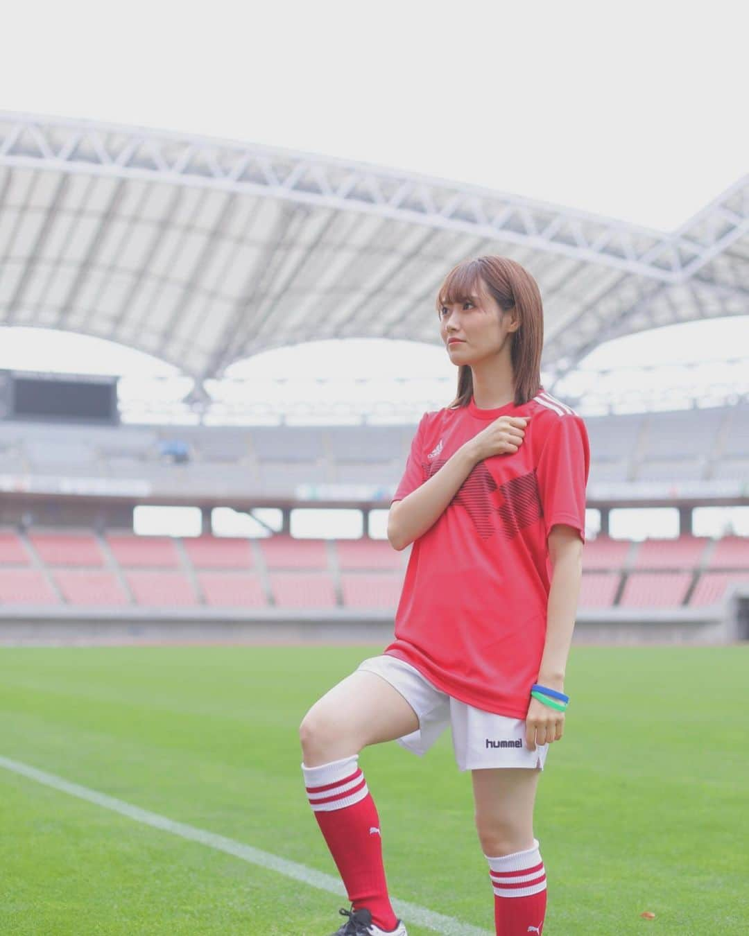 西潟茉莉奈のインスタグラム：「. . 今回のロケ生写真はビックスワン！ . . うまく蹴れたよ〜😎⚽️笑 . . #ビックスワン #新潟　#サッカー」