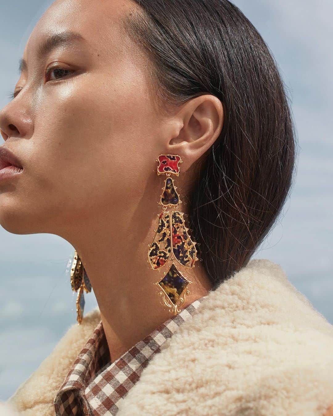 Burberryさんのインスタグラム写真 - (BurberryInstagram)「Inspired by studies of British butterflies from the 1950s, our intricate yet oversized earrings emulate the delicate shapes of butterfly wings . #BurberryGeneration」10月19日 18時00分 - burberry