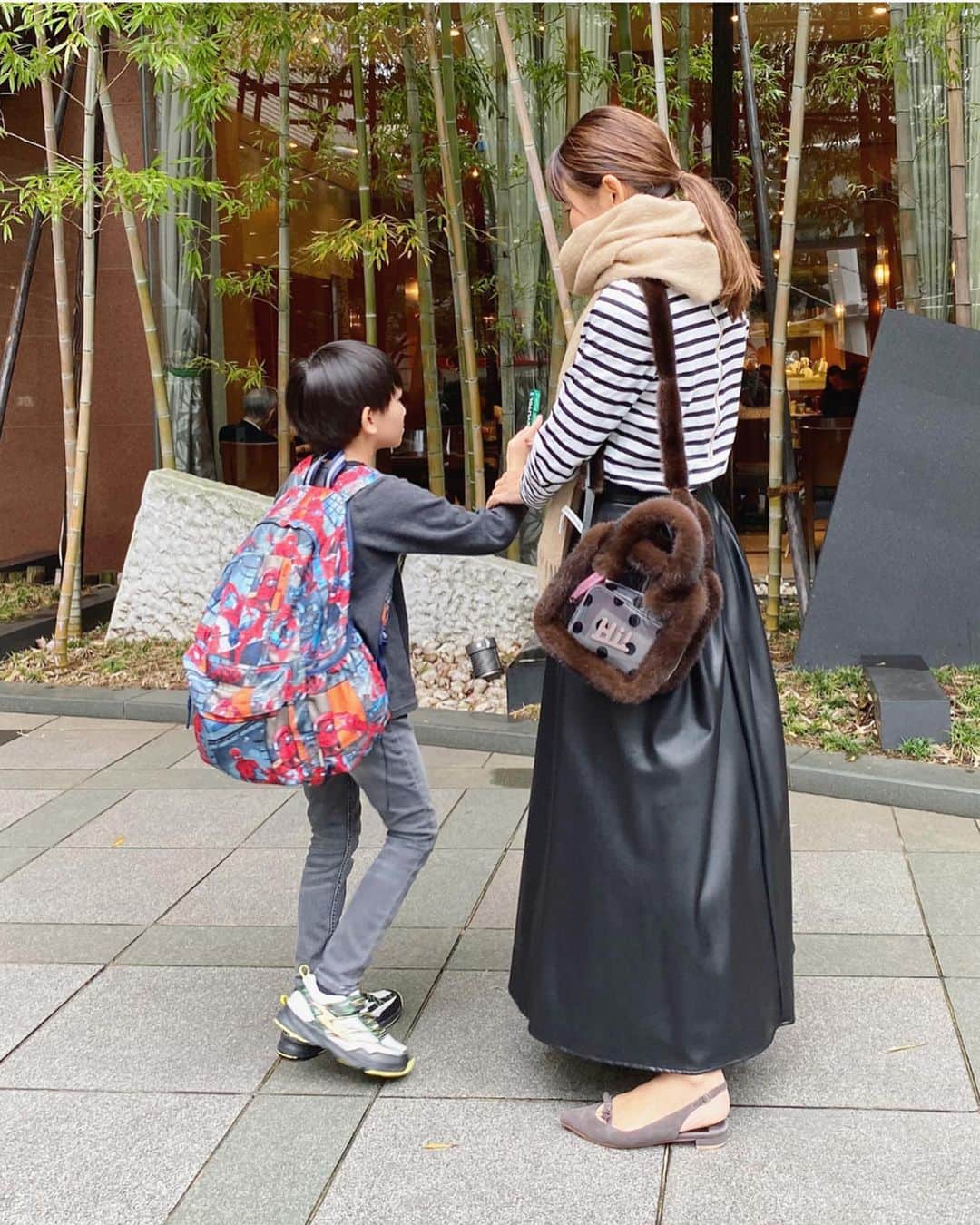 のインスタグラム：「ストーリーにも載せましたが… ロッテのキシリトール商品対象のキャンペーンが始まりました！  私は自分はもちろん子供達、特に末っ子は歯が弱い上にものすごい甘党なので日々の歯のお手入れは念入りにしています🦷 虫歯になるリスクを防ぐためにキシリトールガムを持ち始めました！特に外出先の食後や間食後に摂らせるように心がけています。  そんなキシリトールシリーズのキャンペーン、電子マネーギフトが当たるそうです‼︎ 是非チェックしてみてください😊 #lotte #ロッテ#キシリトール#キシリトールガム  http://lotte-shop.jp/shop/e/edenmane/」