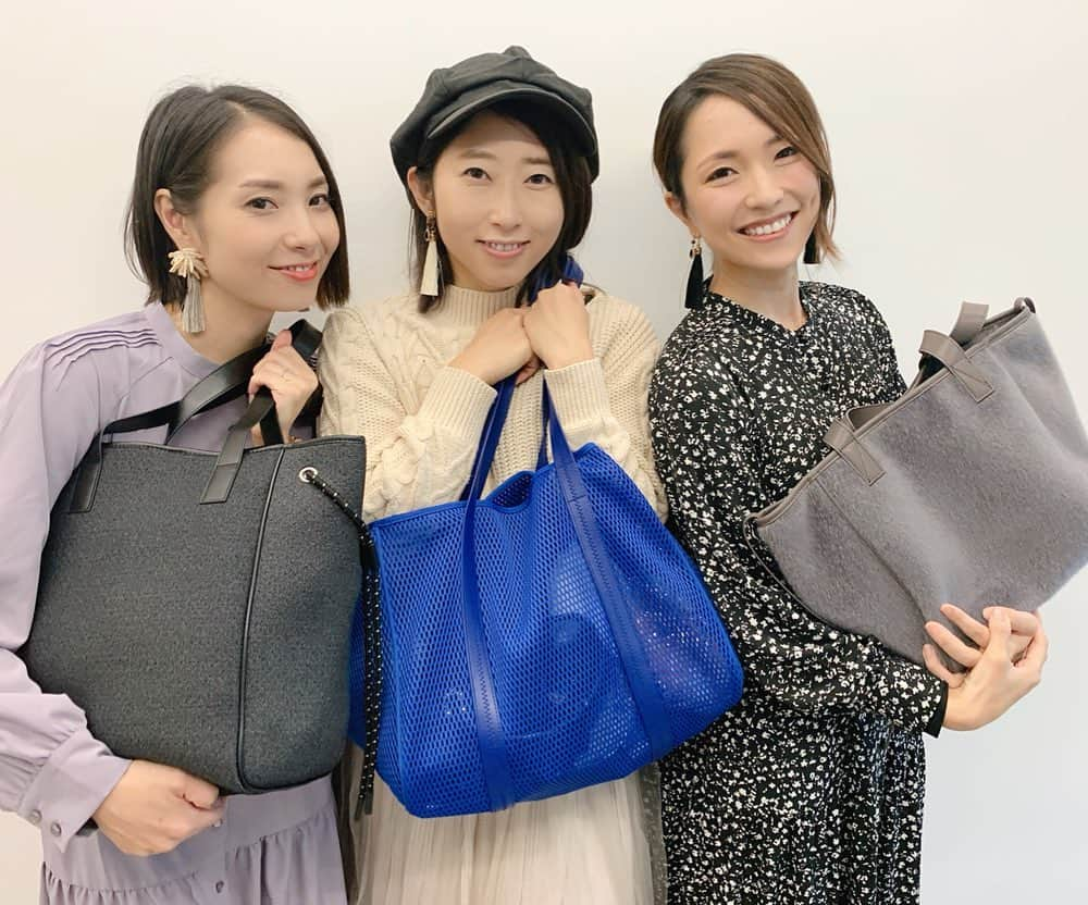 Remiさんのインスタグラム写真 - (RemiInstagram)「my favorite bags&dress👜👗 今日は私がいつも愛用している @qbag_japan の新作発表会でした。 一緒にゲスト参加させて頂いた @nanayokko とPRの @paris_keito さんを囲んで💕  bagはもちろん @qbag_japan  お洋服は @nanayokko × @momo.official × @joint_space のコラボ アクセサリーは #etmoi のタッセルピアスを色違いで💕 大好きなqbagの新作に囲まれて、美味しいケータリング料理を食べながら参加者の皆さんと交流できて楽しい会でした💓  お越しいただいた皆様ありがとうございました😊 エモワのアクセサリーにも興味を持っていただき嬉しかったです✨ . . . 【 #ootd 】 ▪︎bag… @qbag_japan #qbag #laine . ▪︎dress… @joint_space ×momo.yokko #ヴィンテージマキシワンピース . ▪︎earrings… #etmoi (TOP URLより)」10月19日 18時05分 - remi_912