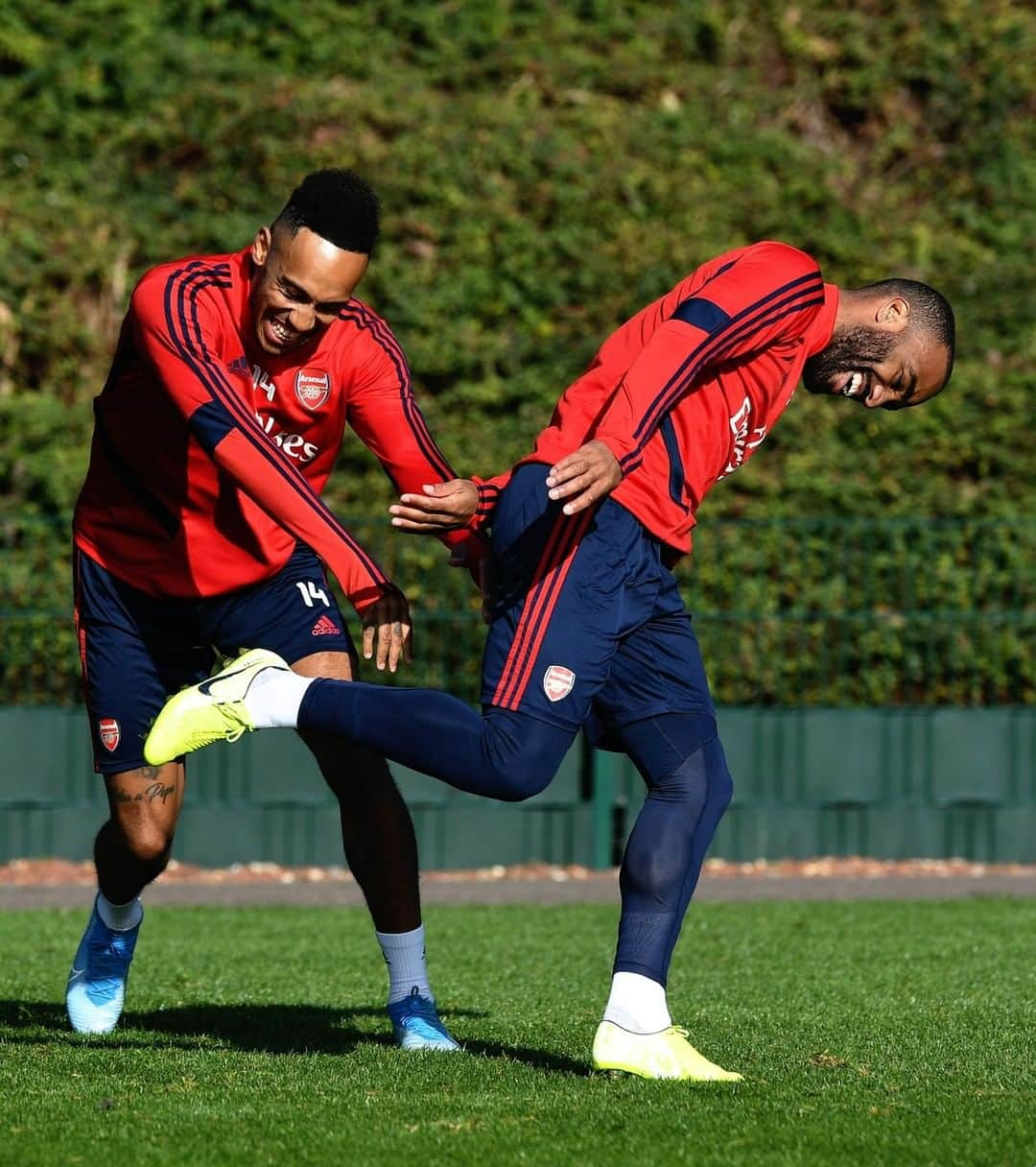 アーセナルFCさんのインスタグラム写真 - (アーセナルFCInstagram)「These two 🤣😝⁠ ⁠ #Aubameyang #Lacazette #Arsenal #AFC #SHUARS #training #Auba #Laca」10月19日 18時10分 - arsenal