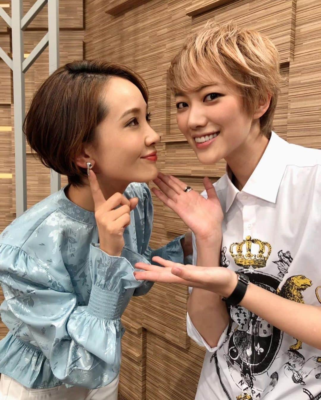 壱城あずささんのインスタグラム写真 - (壱城あずさInstagram)「.﻿ NHK BS 8Kで放送される﻿ 『宝塚スペシャルラウンジ』の収録してきました。﻿ 8Kすごい！！まるで自分が舞台に立ってるかのような錯覚になる。﻿ 宝塚って何でこんなに美しいのだろう…幸せになれるのだろう…愛が止まらないのだろう…﻿ そんなことを改めて感じた収録でした✨﻿ 放送日などの番組詳細はまたお知らせします❤️﻿ ﻿ #8k﻿ #大迫力﻿ #宝塚スペシャルラウンジ﻿ #宝塚の伝統﻿ #5組の違い﻿ #仙名彩世﻿ #可愛すぎ﻿ #心が綺麗すぎ﻿ #七海ひろき﻿ #変わらずイケメン﻿ #誕生日プレゼントくれた﻿ #選びきれなかったからと…﻿ #ピアス2つ﻿ #love﻿ #渡邊佐和子アナウンサー﻿ #壱城あずさ﻿ #しーらん」10月19日 18時14分 - shiiran1012