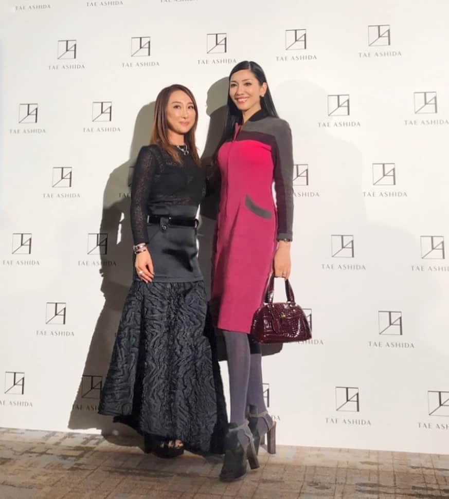 のインスタグラム：「【TAE ASHIDA 2020 S/Sコレクション】へ👠✨ 今季のスポーティなタエアシダのワンピを着て、デザイナーの芦田多恵さんと📸 エレガントさの中のクールさが大好きなコレクション👠✨ スポーティからエレガントまで、とてもワクワクするコレクションで、今年も見応えあり、欲しいものが沢山ありました❤️ 。 #旦那様とお出しした祝い花はワンピと同じ紫やピンクのグラデーションで揃えて✨ #最近監督としても大活躍で昔から変わらない優しく気さくな斎藤工くんと #トリはシルバーの箔の鯉が象徴的な和風の存在感あるドレス👗✨ #20時54分までテレビ東京にて代わりに自慢しても良いですかが放送！ @tae_ashida_official #fashion #springsummercollection」