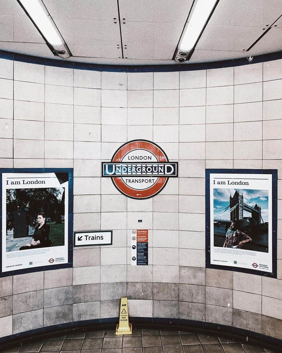 櫻井千尋さんのインスタグラム写真 - (櫻井千尋Instagram)「✮ Spot ✈︎ London,United Kingdom. . I am London . . . #london #unitedkingdom #ロンドン #underground #trains #文字フェチには標識やら看板はたまらん」10月19日 18時17分 - chihirosakurai