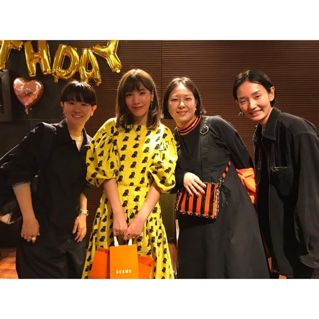 仲里依紗さんのインスタグラム写真 - (仲里依紗Instagram)「2019.10.18🎂  誕生日当日 とてもスペシャルな1日でした🥰💕 30歳の記念で キツネさんがサプライズパーティーを開いてくれましたっっ❣️🥺🎉 まさかの、長崎の両親も飛行機で✈️サプライズ駆け付けてくれていてびっくり😭❣️ 事務所のマネージャーさん達や スタッフの方々 いつもお世話になってる ヘアメイクさんスタイリストさん いつも一緒に遊んでくれる お友達たち😭💕 20歳の一人で過ごした誕生日と、比べ物にならないほどの盛大さにもう涙涙でした🥺✨ 10年後にこんなにたくさんの愛溢れる方々におめでとうを言っていただけるなんて😭💕 本当幸せ者すぎて怖いくらいでした😭✨ 集まっていただいた皆さま❣️ 本当にありがとうございました🥺 これからも末長く よろしくお願いします🥰 . #サプライズ #本気でないと思っていた😂 #キツネさんごめんね笑」10月19日 18時21分 - riisa1018naka