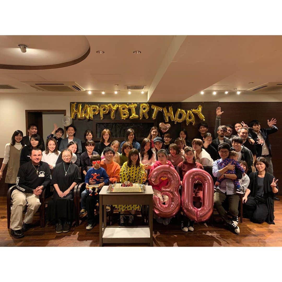 仲里依紗のインスタグラム：「2019.10.18🎂  誕生日当日 とてもスペシャルな1日でした🥰💕 30歳の記念で キツネさんがサプライズパーティーを開いてくれましたっっ❣️🥺🎉 まさかの、長崎の両親も飛行機で✈️サプライズ駆け付けてくれていてびっくり😭❣️ 事務所のマネージャーさん達や スタッフの方々 いつもお世話になってる ヘアメイクさんスタイリストさん いつも一緒に遊んでくれる お友達たち😭💕 20歳の一人で過ごした誕生日と、比べ物にならないほどの盛大さにもう涙涙でした🥺✨ 10年後にこんなにたくさんの愛溢れる方々におめでとうを言っていただけるなんて😭💕 本当幸せ者すぎて怖いくらいでした😭✨ 集まっていただいた皆さま❣️ 本当にありがとうございました🥺 これからも末長く よろしくお願いします🥰 . #サプライズ #本気でないと思っていた😂 #キツネさんごめんね笑」