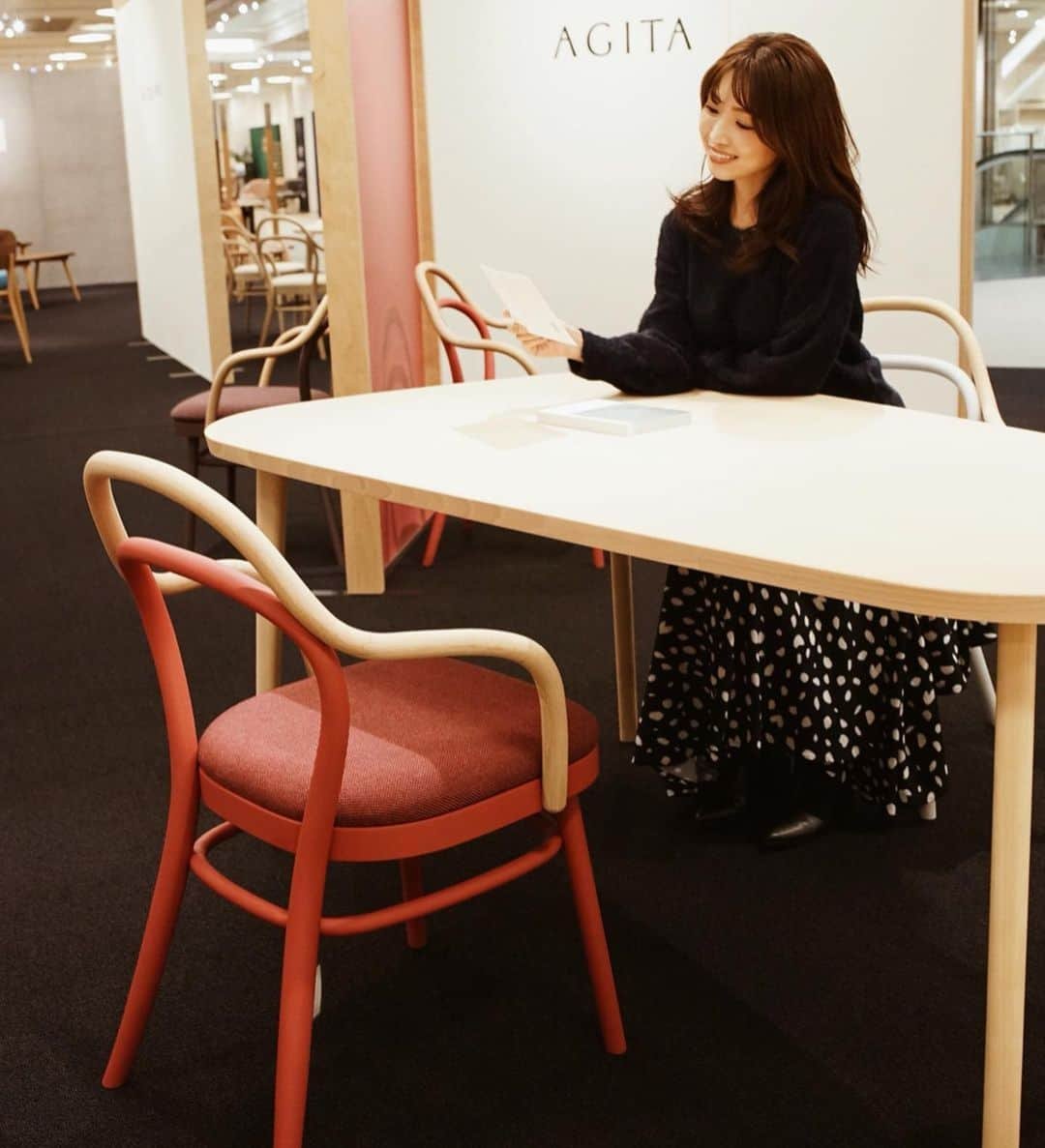 喜田彩子さんのインスタグラム写真 - (喜田彩子Instagram)「﻿ ﻿ 今日は大塚家具( @idc_otsuka )のショールームに行ってきました♡﻿ お家アカウントも作っているのですが、我が家にも大塚家具で購入したインテリアは沢山💓﻿ ﻿ 今回は五十嵐久枝さん×秋田木工 新シリーズ﻿ 日本の伝統技術と国内産の自然材を活かし、やわらかい空気をつくる家具「AGITA(アギタ)」のSpecial Exhibitionへ！！﻿ ﻿ ﻿ 職人さんの手作業によってひとつひとつ丁寧に木を曲げて作られていて、この滑らかなラインと手触りがとても優しくて、四角いお部屋が一気に柔らかく落ち着く空気に...そんな椅子✨﻿ ﻿ 座り心地の安定感や、アームを小さく(短く)して肘は置けつつ、机にあたらず立ちやすくするなど、五十嵐さんの細やかな使い心地、機能性にもこだわったデザインがとても素敵でした♡♡﻿ ﻿ 最近は我が家も木の家具を集めているので、長く使えるAGITAの家具がとても魅力的です💕﻿ ﻿ ﻿ その他にも大塚家具にはベッドの種類が多く、色々寝転んだり座ったりして違いを比べてみました！﻿ ちなみに6枚目の写真のベッドは大塚家具で一番高級なベッドREGALIAで、シングルで約100万円🙈🙈🙈﻿ そりゃもう、最高でした🤤﻿ ﻿ ﻿ ﻿ #大塚家具 #大塚家具新宿ショールーム #家具﻿ #秋田木工 #インテリ #アギタ #レガリア #マットレス#国内産 #IDC #AGITA #PR #INTERIOR﻿ ﻿」10月19日 18時26分 - ayacokida