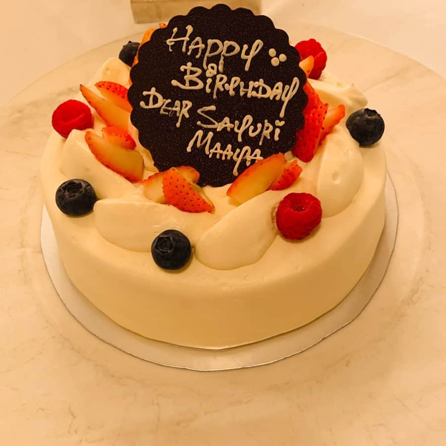 楠紗友里さんのインスタグラム写真 - (楠紗友里Instagram)「#誕生日ディズニー ③🐭❤️ ディズニーに通って30年。 まさか、美味しすぎるコース料理をいただきながら、悠々と花火やパレードを楽しめる日が来るなんて…😭😭❣️ そしてケーキをはじめ、もの凄くたくさんのサプライズプレゼントをいただいて、幸せに浸りまくる一日でした🥺🥺💕 本当に、本当に、感謝でいっぱいです。 ありがとうございます😂😂💝 ますますお仕事頑張らないと…‼️😤 * * #tokyodisneyland #disneyland #tdl #halloween #happyhalloween #birthday #happybirthday #hbd #贅の極み #コース料理 #夜景 #花火 #最高すぎる一日 #幸せ」10月19日 18時27分 - sayuri_kusunoki