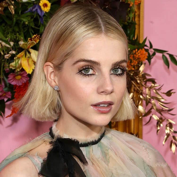 のインスタグラム：「【ビューティトレンド速報📢】﻿ “パッチリまつ毛”が春まで流行る予感👀﻿ ﻿ 数シーズン引き算するのが主流だったまつ毛メイクが、この秋以降はボリュームアップさせるのがトレンドに💜春まで流行るパッチリまつ毛メイクを、セレブのスナップと共にお届け！﻿ ﻿ ①ルーシー・ボイントン﻿ @lucyboynton1 ﻿ リキッドアイライナーで肌に描いて表現した、インパクトたっぷりの下まつ毛がメイクの主役！﻿👀 ﻿ ②ケンダル・ジェンナー﻿ @kendalljenner ﻿ カールアップしたまつ毛は、シャープなジャケットスタイルに程よい女性らしさをプラスしてくれる🧥 ﻿ ③デュア・リパ﻿ @dualipa ﻿ ボリューミーなまつ毛をグレーのアイシャドウと合わせ、ディーバらしく印象深くてクールな目元に👠 ﻿ ④カイア・ガーバー﻿ @kaiagerber ﻿ 「ミュウミュウ」2020年春夏コレクションで見せたルックは、下まぶたにもぽってりと重ね塗りしたチャンキーなアイラッシュがポイント🙆🏻‍♀️ ﻿ ⑤キャスリン・ニュートン﻿ @kathrynnewton ﻿ 透明感のある肌と血色感のあるリップというクリーンなメイクには、ロングラッシュタイプで繊細に長さを強調したまつ毛がマッチ🕊 ﻿ ﻿ #ellegirl #ellegirlbeauty #まつ毛 #マスカラ #lucyboyntonstyle #lucyboynton #kendalljennerstyle #kendalljenner #dualipa #katherinewaterston #kaiagerber #kaiagerberstyle #dualipalove #海外ファッション #メイクテク #メイク術 #海外セレブ #まつ毛メイク #アイメイク #ルーシーボイントン #ケンダルジェンナー #デュアリパ #コスメ大好き #コスメ部 #メイク方法 #秋メイク #トレンドメイク」
