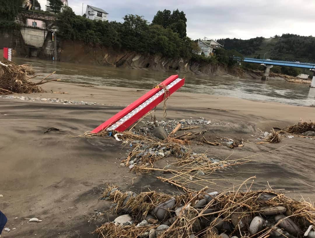 山田彩乃さんのインスタグラム写真 - (山田彩乃Instagram)「今日の朝は 台風19号で被害を受けた小千谷市へ。 もともと畑や田んぼだった所が 川の氾濫でゴミだらけになってしまったという事で リリマリのメンバーで ゴミ拾いに行ってきました。 .  どうしても全国テレビでは 中々報道されずに知られていないのですが こちらの地域も被害が多く、 伺った農家さんの田んぼや畑、 収穫前のカリフラワー2000株が 川で流され、砂で埋まってしまったそう。 . .  堤防のある川だったそうですが 決壊し、積んであった石が流され 田んぼを埋め尽くしています。 堤防までをつなぐ道路は途中で無くなっており、 川と平行に走っていた道路は 土砂で覆われて見えなくなっていました。 . .  川から運ばれたのが 土だけであれば田んぼはまた 復活しやすいのかもしれませんが そこに石や流木、ごみなどが大量に打ち上げられていて 田んぼが復活するまでに どのくらいかかるのか、検討もつかないそうです。 この地域のお米は品評会でも賞をもらうほど 美味しいお米が取れるそう！ なので私達も少しでも早く復興する事を願いつつ お手伝いができればと思っています。 .  今回の台風で 本当に広範囲のたくさんの方々が 被災され、今もなお大変な思いをしている方は 多くいらっしゃると思います。 すべての人を助けられる力はどうしてもないので 繋がりのあるところからになりますが 少しでもお力になれればと考えております。 . .　 群馬、長野も動きたいのですが 群馬県富岡市ではすでに今週をめどに ボランティア活動が終わるとのことで また違う事ができないか模索中です。 長野もなかなか繋がりがなく どこが困っていて何が足りないのか 状況が把握できてい無いので 情報がある方がいらっしゃいましたら ご連絡頂きたいですー！ . .  #新潟県  #小千谷市  #台風19号  #台風被害  #ゴミ拾い  #清掃活動  #リリマリ  #地域活性化  #地方創生  #復興支援  #山田彩乃」10月19日 18時34分 - ayano.yamada