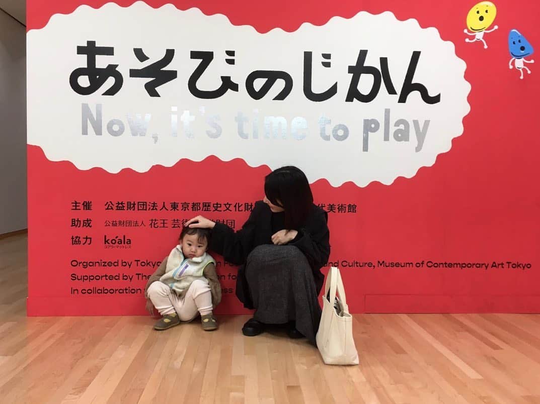 生越千晴のインスタグラム：「. @mot_art_tokyo へなぎさんと娘ちゃんみっちゃんと。 いつの間にかなぎさんは素敵なお母さんになってて久しぶりに会えて嬉しかった〜！ 子供と遊ぶことが何よりも結構大好きなのだけど今回、みっちゃんにも会えてほんとに嬉しかった👶🏻♡愛おしい。 体験型の展示でみっちゃんの好みを感じつつ3人で楽しめる展示でした◎」