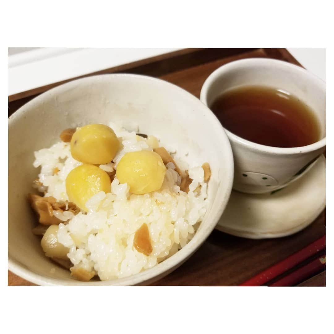 風花舞さんのインスタグラム写真 - (風花舞Instagram)「秋を感じるお料理。 松茸土瓶蒸し、栗ごはん。  松茸土瓶蒸しは高級すぎて、 とても家では作れないので💦 栗ごはんを炊いてみました🌰」10月19日 18時35分 - kazahanamai_official