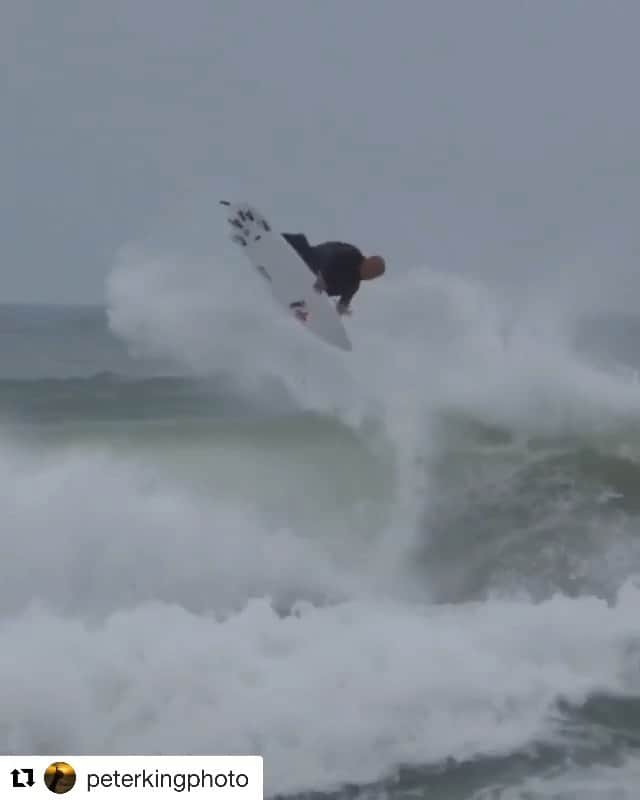 ケリー・スレーターのインスタグラム：「I was wondering what to call this and this ten year old kid wrote me a message and said I should call it a #DeathSpin. I’m sure a snowboarder or skater will correct it’s but it’s a surf maneuver so there you have it. @live.fast.die.old also told me it’s harder the second time! Haven’t done one since. Haha.  #Repost @peterkingphoto with @get_repost ・・・ More GOAT archives...interesting clip to me because Brother was there (and he is now in the Olympics) and also Simpo (who is USA team coach)...will Slater be the other USA surfer in the games? #WhirlyBird #540 #720」