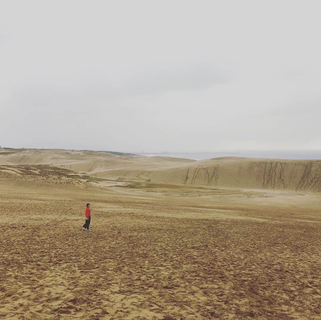 前田有紀さんのインスタグラム写真 - (前田有紀Instagram)「人生って毎日違ってて面白い。 起業してから本当に心の底からそう思ってる。 . 昨日は都内であくせく働いていたのに、今日は仕事で訪れた鳥取へ来て、砂丘で広大な砂の上をポツポツ歩いてるんだもんな。 . 偶然、ずっと見たかった西野亮廣さんの「えんとつ町のプペルの光る絵本展」がやっていて、物語の美しく切ない世界にしばらく浸って、西野さんのメッセージに力をもらってまた頑張ろうって気持ちが奮い立ってる。 . 「行動しろ。思い知れ。常識に屈するな。 お前がその目で見たものが真実だ。あの日、あの時、あの光を見た自分を信じろ。  信じぬくんだ。たとえ1人になっても。」 . 鳥取県の花のまつりの講演会にお越しくださった皆様、本当にありがとうございました。子どもの頃から憧れ続けた自然は、私にとっては夏休みに過ごした鳥取の記憶。県のみなさんの優しさに触れて、大好きな親戚にも会えて、最高のパワーチャージのひとときでした。 . #鳥取砂丘　#えんとつ町のプペル  #西野亮廣　#鳥取 #えんとつ町のプペルと光る絵本展」10月19日 18時38分 - yukimaeda0117