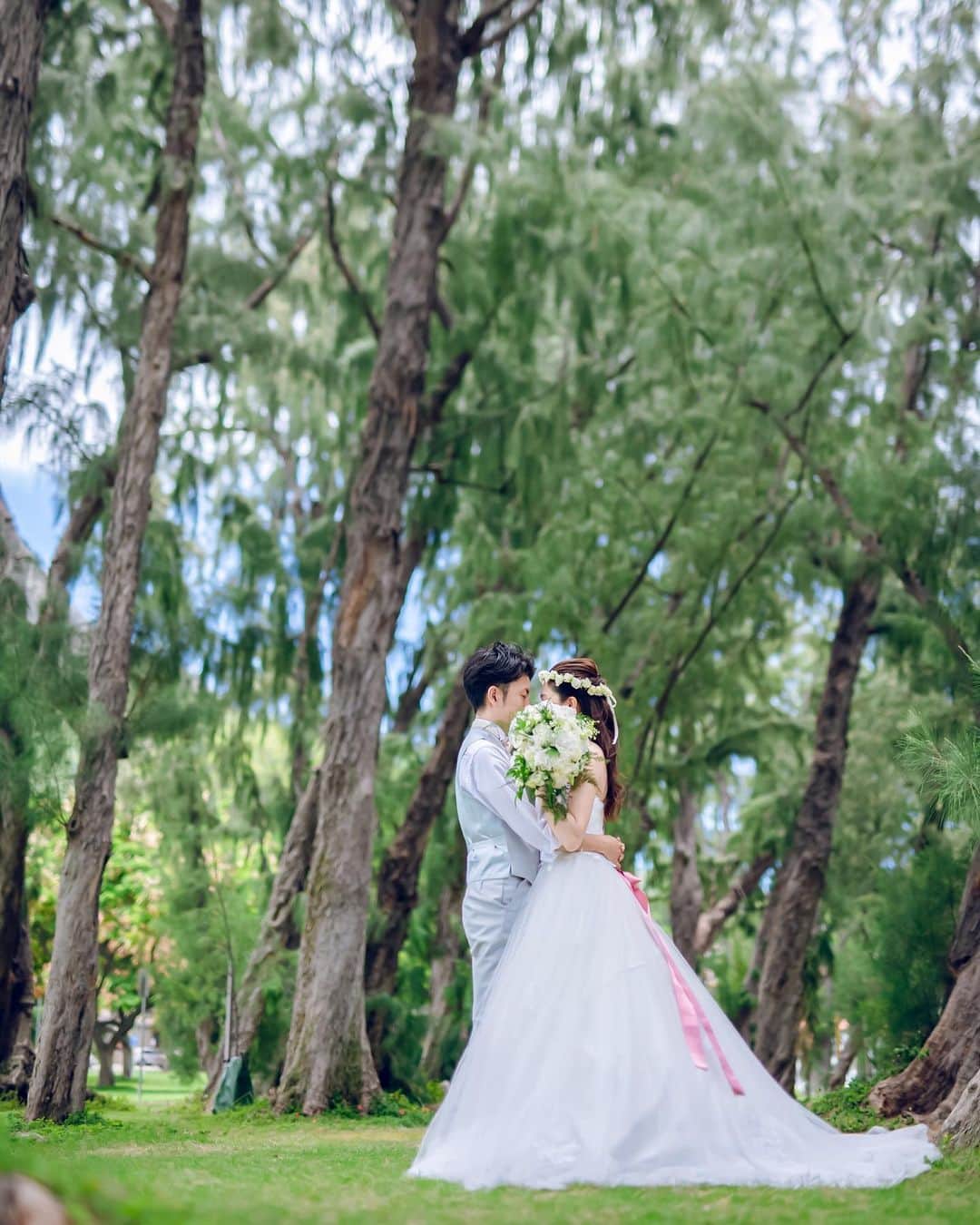 ARLUIS WEDDINGさんのインスタグラム写真 - (ARLUIS WEDDINGInstagram)「. リゾートウエディングはアールイズウエディング。 \\ 吉岡里帆 出演！// 映え婚メイキングムービー公開中。 あなたに、「映え」あるウエディングを。 . #映え婚 #ARLUISWEDDING ————— 『#顔隠しブーケ』  結婚式は、人生の中で 最もたくさん写真を撮るイベントのひとつ。  家族や友だち。憧れのウエディングドレス。 美しい風景、料理、そこにあるすべてを 写真におさめたい。 SNSの時代ならなおさらです。  私たちは、そんな写真に対する、 一生懸命な想いを応援したい。 そのために、最高の一瞬を切り取るための たくさんのアイデアを発信します。  あなたに、「映え」あるウエディングを。 ---------- アールイズウエディングでは、 ﻿ 結婚式当日はもちろん、 ﻿ おふたりのリゾートステイをご提案♥ ﻿ アールイズのリゾートウエディングが、﻿ 幸せな旅でありますように。﻿ . #アールイズウエディング  #arluiswedding のハッシュタグをつけて、 ﻿ 投稿・発信してくださいね✈﻿ 公式IGでリグラムさせていただきます✨.﻿ >>> @arluiswedding −﻿﻿ #吉岡里帆 #フォトジェニック #インスタ映え −﻿﻿ #wedding #resortwedding #beachwedding #weddingphoto #ウェディングフォト #マカナチャペル #ハワイ挙式 #ハワイリゾートウェディング #ハワイウェエディング #ワイキキウエディング #Hawaii #挙式レポ −﻿﻿ #ロケーションフォト #リゾートウエディング #リゾートフォト #リゾート挙式 #リゾ婚 −﻿﻿ #ウェディングブーケ #撮影指示書」10月19日 18時44分 - arluiswedding