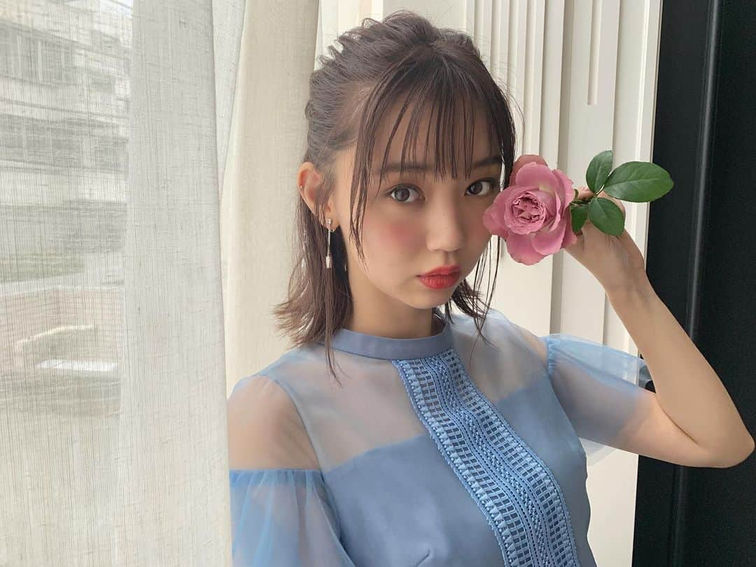 江野沢愛美さんのインスタグラム写真 - (江野沢愛美Instagram)「今日発売のノンノで発表されたんですが、﻿ AIMERさんとノンノがコラボする事になり、﻿ 私がお呼ばれ用のドレスをデザインさせて頂きました♥️♥️﻿ ﻿ 結婚式や成人式、同窓会などで活躍すると思います☺︎﻿ とても光栄なことです。﻿ ﻿ ﻿ 黒、水色、ピンクの三色にしました。﻿ ただ水色、ピンクとは言っても色の出方や濃さなどめちゃくちゃ悩んだのですがとても可愛いドレスが出来上がったかなと思います☺︎﻿ ﻿ 黒はシックで大人っぽく、水色はちょっとアイドルっぽく、ピンクは大人でも着られる上品なピンクにしました。﻿ ﻿ ﻿ 肝心なデザインに関しては女の子らしいからシースルーがいいなぁという漠然とした所から考えて。笑﻿ ﻿(全部隠すよりデコルテなどは見えた方が細く見えるてのもある) でも腕が細く見えて身体がキュッと見えて、、というのを自分で着たりスタッフさんに着てもらってまで﻿ シースルーの透け具合、ニの腕の隠れ方、脚の出方、ボリューム感 何センチ短くするとか何もない所から本当にたくさんたくさん考えました☺️ ﻿ 女の子ウケも狙いつつ、大事な男の子ウケも。笑﻿ ﻿ ﻿ 私は人を幸せにするのが大好きです。 このドレスを着て皆さんには幸せな思い出を作って欲しい！﻿ だから私からは特別な日の大事な時、このドレスでどうかお手伝いさせてください🥰 ﻿ AIMERさんに行くと私がたくさん載ってる冊子があるようなので是非☺️ ﻿ ﻿ コラボ商品に関しては数量限定ですが、たくさんの方が手に取ってくれる事を祈っています👏」10月19日 18時46分 - enosawa_manami