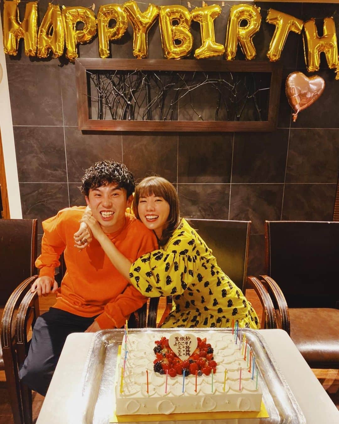 仲里依紗のインスタグラム：「パーティーの企画は全て キツネさんが半年前から 練り込んでいたみたいなの🤣🦊✨‼️ さすがA型！笑 準備が早い🤣  いつもお世話になってる マジックバー　@magicbaryolo のお誕生日マジックからはじまり👏🏻✨ . 私が大ファンのロバート秋山さん 仲良しのブルゾンちえみさん 顔が似てると言われている アミューズ友達の賀来賢人(かっくん) 長崎のじいちゃんばあちゃん .  この方々にビデオメッセージを自ら頼み込み撮影しにいったキツネさん😭✨❗️❗️❗️ 最高の愛を感じました😭✨🦊 ビデオレターをくださった皆様本当にお忙しい中、時間をさいて頂き、ありがとうございました🙇🏼‍♂️✨ . . キツネさんとは 仲良しだけどね、その分喧嘩も山盛りするしムカつくことだってあるしギャーこのやろうーっ！！って言っちゃうし笑🤣 でも、なんだろうねー😳 そんなことがあってもね、 この人とずっと わちゃわちゃ死ぬまで 喧嘩しあって爆笑しあって お互いシワシワになるんだろうなーって 思うんだよなぁ👵🏻👴🏻✨ . 最高の旦那様で 最高のマブダチで 最高のソウルメイト ❤️❤️❤️ 一生よろしくね🥰  #40歳のキツネさんのバースデー #今から企画しよ笑」