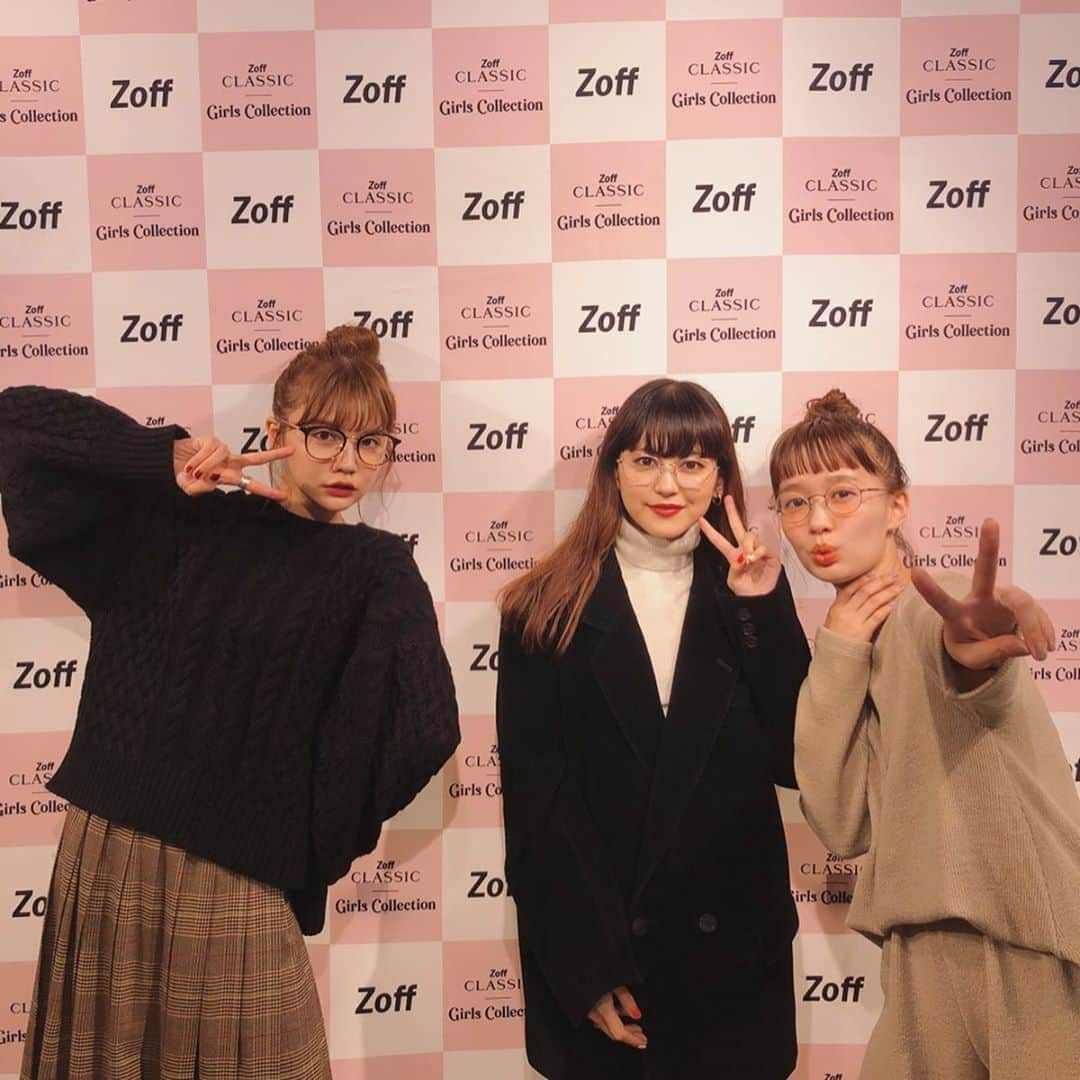 村田倫子さんのインスタグラム写真 - (村田倫子Instagram)「ベレー帽にめがね。 今日はありがとうございました。 みなさんのメガネをつけてる姿をみれて、うれしかったです…！(可愛かったよう) . なかなかイベントをする機会もないので、こうゆうときに足を運んでくれるのは本当にうれしいのです…。目の前で感想きけるのは、とても贅沢な時間☺︎雨の中ありがとう。 明日の大阪も楽しみです🐕 たくさんお話しできたら、うれしいなー！ #ゾフガルコレ  #りんこーで」10月19日 18時52分 - rinco1023