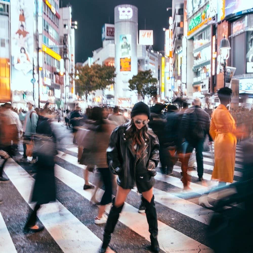 MARISのインスタグラム：「Shibuya Shibuya Tokyo 🗼 I love my hometown ❤️ Tokyo 🇯🇵 10 more days till next ✈️ Swipe left #ootd ❤️ 次の✈️まであと10日間❤️ 日本満喫中❣️ 今日は何の予定も入れないってゆー予定を入れた❤️ レザージャケットの質問いっぱい来てたんだけど、これは天国にいってしまったレザー職人のオーダーメイドで1点物なんだ🔥今年は毎日の様に着てる❤️❤️❤️ ブーツは @alexiastam_official ❤️ やっぱり黒getしてよかった😍 可愛いし何より歩きやすい❣️ #tokyo #shibuyacrossing #shibuya」