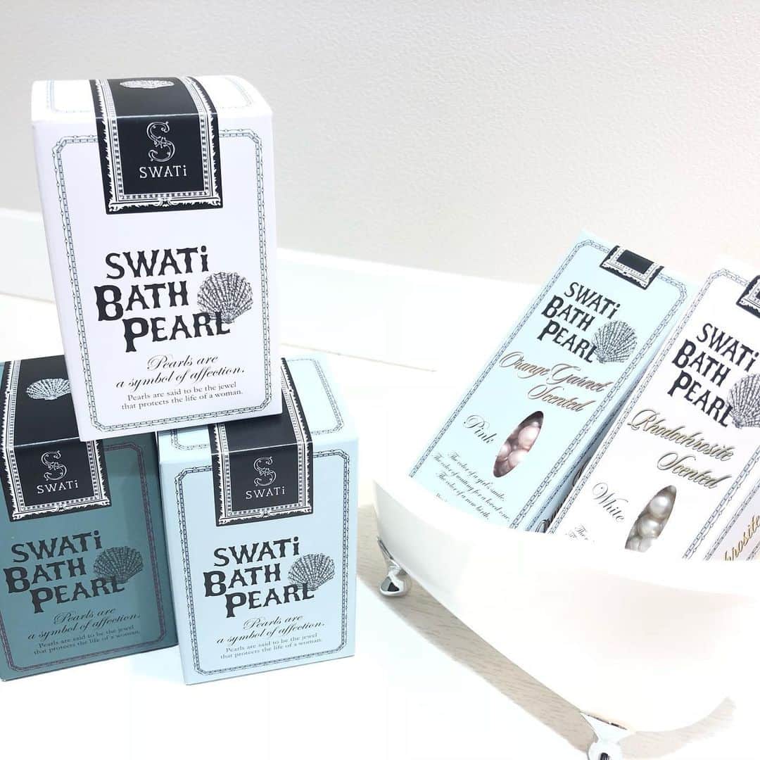 クレームエルージュのインスタグラム：「. ●小田急百貨店新宿店●  本日は、【SWATi BATH PEARL】を ご紹介いたします♡  SWATiオリジナルの入浴剤 「スワティーバスパール」が登場！  パール状になっている入浴剤で 見た目もとってもかわいいです♡ ギフトとしても人気のある商品です。  オリーブオイル果実油、 ホホバオイル種子油の保湿成分や、 ハトムギ油、スクワランの整肌成分が配合されており、 しっとりなめらかなお肌に！  湯船の中で徐々に溶け出し、 お湯は乳白色に変化します。  ホワイト:インカローズの香り(ローズベース)。 ピンク:オレンジガーネットの香り(アプリコットベース)。 ゴールド:レモンクォーツの香り(シトラスベース)  ラグジュアリーな香りで素敵なバスタイムに癒されます。 ぜひ、お試し下さいませ♪ 店頭にて皆様のお越しをお待ちしております♡  #小田急百貨店新宿店 #クレームエルージュ #cremeetrouge  #creme_et_rouge  #コスメ #cosme #SWATIBATHPEARL #スワティー #スワティーバスパール #入浴剤」
