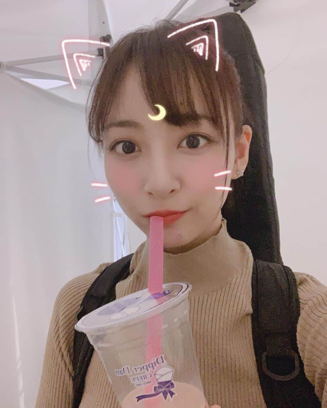 長谷川萌美さんのインスタグラム写真 - (長谷川萌美Instagram)「. 北海道 6日目  #サッポロファクトリー ❗️ #札幌 . お洒落なショッピングモール✨ 1週間のラストのライブをお見せできるようにと思い、出番前からドキドキしました。色んな方に聴いて頂きました✨ありがとうございました♡ .  #大黒摩季 さんの #ららら 弾き語りも皆さん手を横に振ってくださり楽しかったです！ .  #らぢおすたあ さんとの北海道ツアーもこれにてライブは全て終了しました。 . お越し下さった方、聴いてくださった方、ついて来てくださった方、応援してくださった方もありがとうございました。 . そのあと #ジンギスカン をいただきながら #showroom 配信でした👭 お店のご協力もあって配信できました🙏 ありがとうございました！ また食べに行きたい！ジンギスカンの #タン もぜひ！🐑💕 . 弾き語り多めのライブのツアーは初めてだったので全く分からない事ばかりでした。ツアーさせて頂き勉強になりました。ありがとうございました！！また行くね❗️❗️ . .  #ビタスイ #遠ラブ #ライブ #ツアー #live #北海道 #札幌 #札幌ファクトリー #なまら」10月19日 18時58分 - moemi_hasegawa