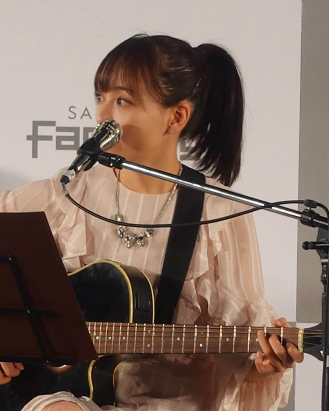 長谷川萌美さんのインスタグラム写真 - (長谷川萌美Instagram)「. 北海道 6日目  #サッポロファクトリー ❗️ #札幌 . お洒落なショッピングモール✨ 1週間のラストのライブをお見せできるようにと思い、出番前からドキドキしました。色んな方に聴いて頂きました✨ありがとうございました♡ .  #大黒摩季 さんの #ららら 弾き語りも皆さん手を横に振ってくださり楽しかったです！ .  #らぢおすたあ さんとの北海道ツアーもこれにてライブは全て終了しました。 . お越し下さった方、聴いてくださった方、ついて来てくださった方、応援してくださった方もありがとうございました。 . そのあと #ジンギスカン をいただきながら #showroom 配信でした👭 お店のご協力もあって配信できました🙏 ありがとうございました！ また食べに行きたい！ジンギスカンの #タン もぜひ！🐑💕 . 弾き語り多めのライブのツアーは初めてだったので全く分からない事ばかりでした。ツアーさせて頂き勉強になりました。ありがとうございました！！また行くね❗️❗️ . .  #ビタスイ #遠ラブ #ライブ #ツアー #live #北海道 #札幌 #札幌ファクトリー #なまら」10月19日 18時58分 - moemi_hasegawa