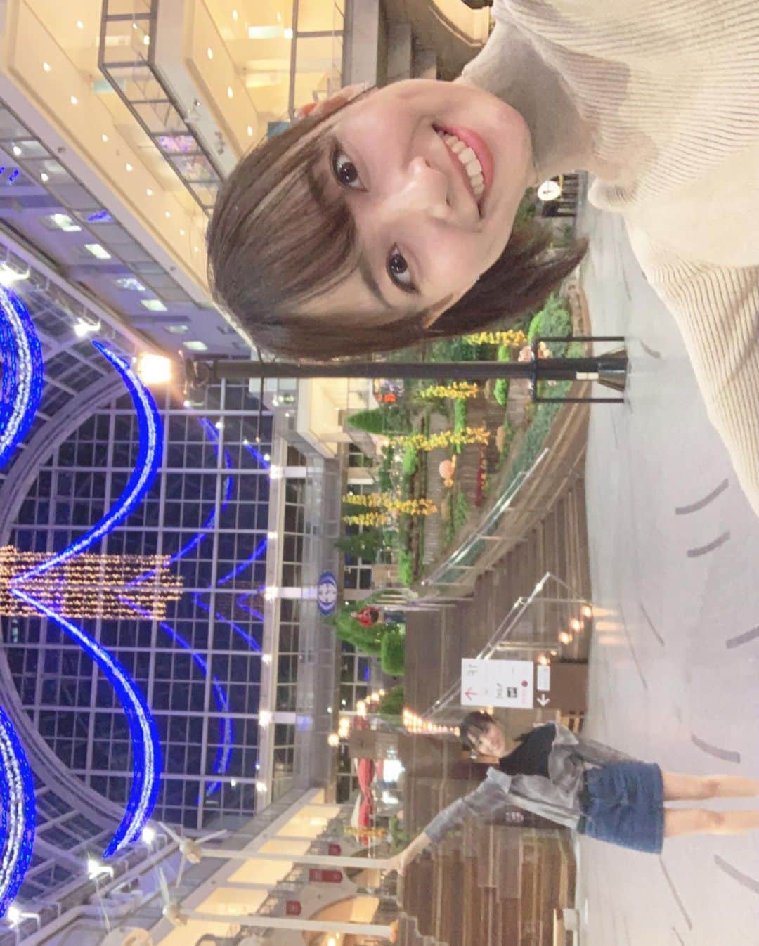 長谷川萌美さんのインスタグラム写真 - (長谷川萌美Instagram)「. 北海道 6日目  #サッポロファクトリー ❗️ #札幌 . お洒落なショッピングモール✨ 1週間のラストのライブをお見せできるようにと思い、出番前からドキドキしました。色んな方に聴いて頂きました✨ありがとうございました♡ .  #大黒摩季 さんの #ららら 弾き語りも皆さん手を横に振ってくださり楽しかったです！ .  #らぢおすたあ さんとの北海道ツアーもこれにてライブは全て終了しました。 . お越し下さった方、聴いてくださった方、ついて来てくださった方、応援してくださった方もありがとうございました。 . そのあと #ジンギスカン をいただきながら #showroom 配信でした👭 お店のご協力もあって配信できました🙏 ありがとうございました！ また食べに行きたい！ジンギスカンの #タン もぜひ！🐑💕 . 弾き語り多めのライブのツアーは初めてだったので全く分からない事ばかりでした。ツアーさせて頂き勉強になりました。ありがとうございました！！また行くね❗️❗️ . .  #ビタスイ #遠ラブ #ライブ #ツアー #live #北海道 #札幌 #札幌ファクトリー #なまら」10月19日 18時58分 - moemi_hasegawa