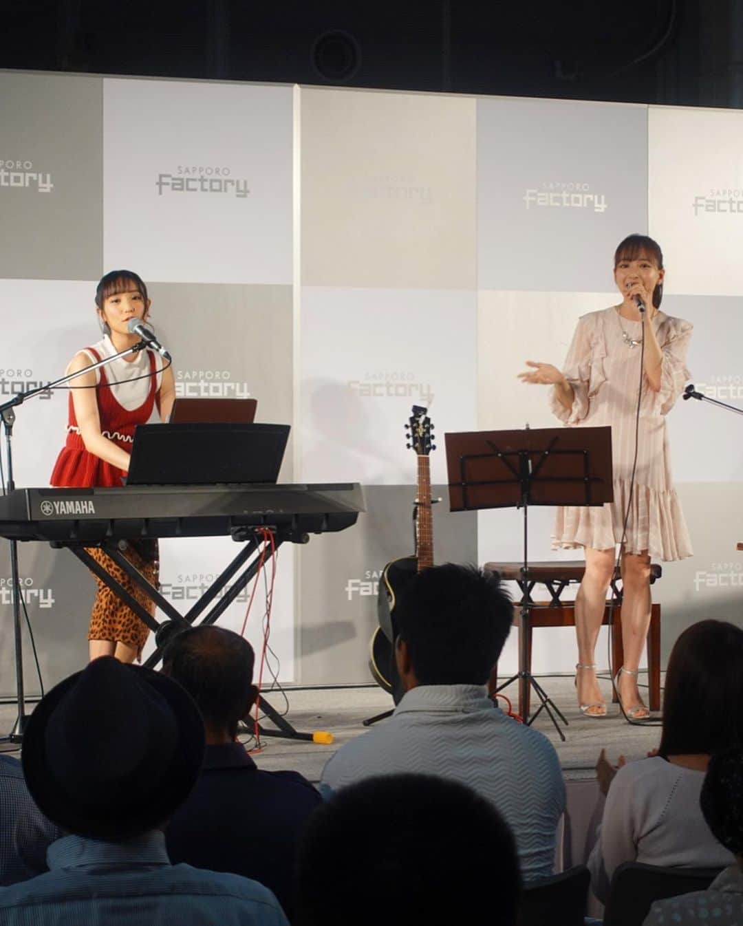 長谷川萌美さんのインスタグラム写真 - (長谷川萌美Instagram)「. 北海道 6日目  #サッポロファクトリー ❗️ #札幌 . お洒落なショッピングモール✨ 1週間のラストのライブをお見せできるようにと思い、出番前からドキドキしました。色んな方に聴いて頂きました✨ありがとうございました♡ .  #大黒摩季 さんの #ららら 弾き語りも皆さん手を横に振ってくださり楽しかったです！ .  #らぢおすたあ さんとの北海道ツアーもこれにてライブは全て終了しました。 . お越し下さった方、聴いてくださった方、ついて来てくださった方、応援してくださった方もありがとうございました。 . そのあと #ジンギスカン をいただきながら #showroom 配信でした👭 お店のご協力もあって配信できました🙏 ありがとうございました！ また食べに行きたい！ジンギスカンの #タン もぜひ！🐑💕 . 弾き語り多めのライブのツアーは初めてだったので全く分からない事ばかりでした。ツアーさせて頂き勉強になりました。ありがとうございました！！また行くね❗️❗️ . .  #ビタスイ #遠ラブ #ライブ #ツアー #live #北海道 #札幌 #札幌ファクトリー #なまら」10月19日 18時58分 - moemi_hasegawa