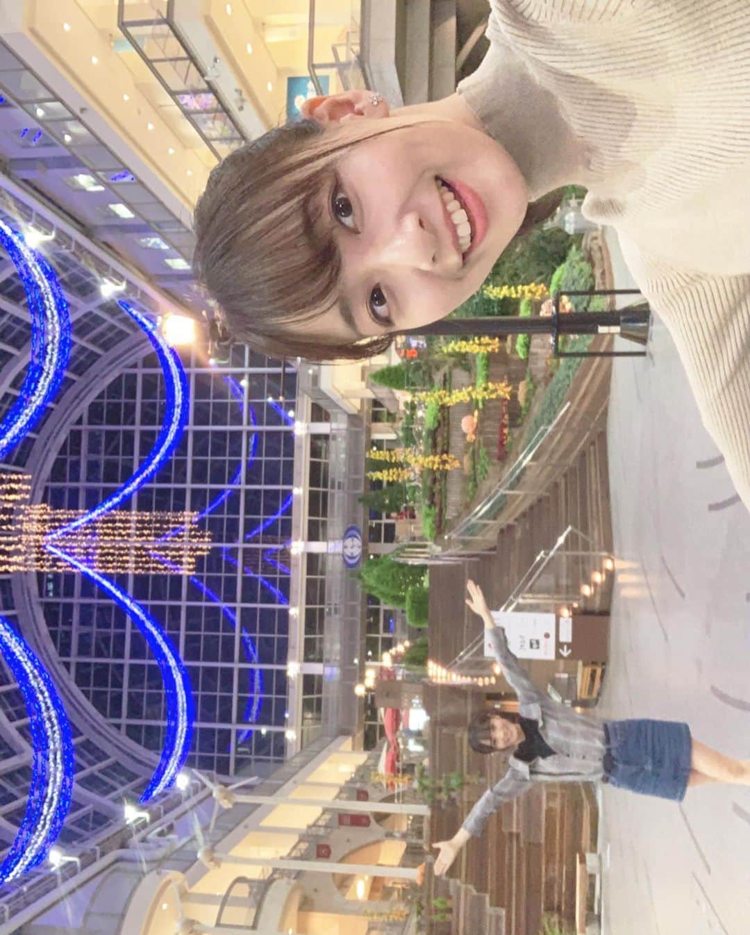 長谷川萌美さんのインスタグラム写真 - (長谷川萌美Instagram)「. 北海道 6日目  #サッポロファクトリー ❗️ #札幌 . お洒落なショッピングモール✨ 1週間のラストのライブをお見せできるようにと思い、出番前からドキドキしました。色んな方に聴いて頂きました✨ありがとうございました♡ .  #大黒摩季 さんの #ららら 弾き語りも皆さん手を横に振ってくださり楽しかったです！ .  #らぢおすたあ さんとの北海道ツアーもこれにてライブは全て終了しました。 . お越し下さった方、聴いてくださった方、ついて来てくださった方、応援してくださった方もありがとうございました。 . そのあと #ジンギスカン をいただきながら #showroom 配信でした👭 お店のご協力もあって配信できました🙏 ありがとうございました！ また食べに行きたい！ジンギスカンの #タン もぜひ！🐑💕 . 弾き語り多めのライブのツアーは初めてだったので全く分からない事ばかりでした。ツアーさせて頂き勉強になりました。ありがとうございました！！また行くね❗️❗️ . .  #ビタスイ #遠ラブ #ライブ #ツアー #live #北海道 #札幌 #札幌ファクトリー #なまら」10月19日 18時58分 - moemi_hasegawa