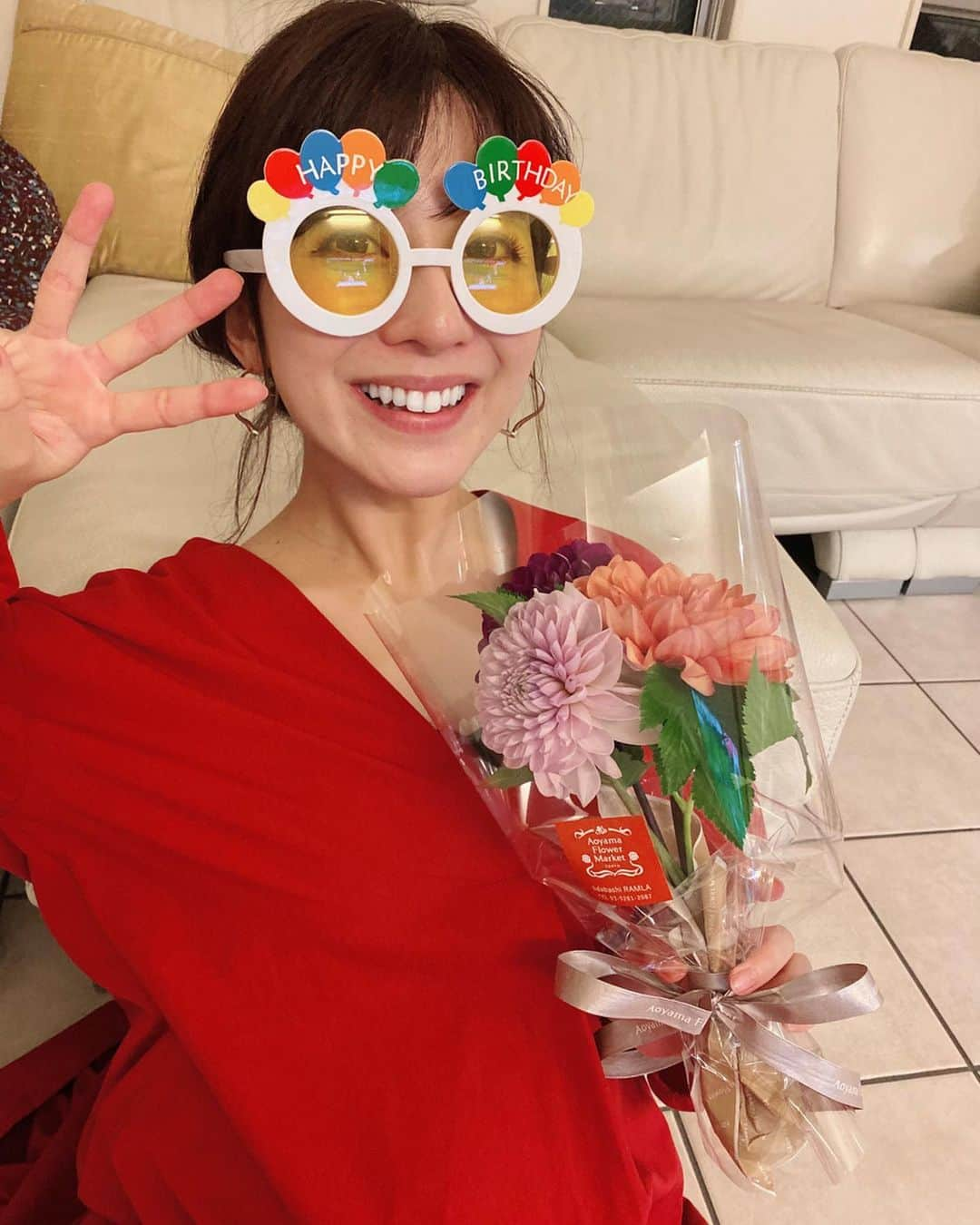 水野佐彩さんのインスタグラム写真 - (水野佐彩Instagram)「・ love❤️ 旦那さんと実家に行ったら みんながお祝いしてくれた🎂 モンサンクレールのケーキが最高すぎて さすがママのチョイス🥺❤️ ありがとう〜🎂💕 "Saaya30" 笑 なんてダイレクトなんだ🤣🤣 30代がとっても楽しみ。 満彩が用意してくれた眼鏡 こーゆうの初めてで嬉しい← そしてさらっとお花を買ってきてくれるような 素晴らしい女性に育ちました。嬉しい。 可愛いお花💐 #モンサンクレール　#モンサンクレール自由が丘 #お誕生日ケーキ　#三十路　#30代　#30代突入 #誕生日ポスト多くてすみません　#もう少し続きます」10月19日 19時17分 - saaya_mizuno