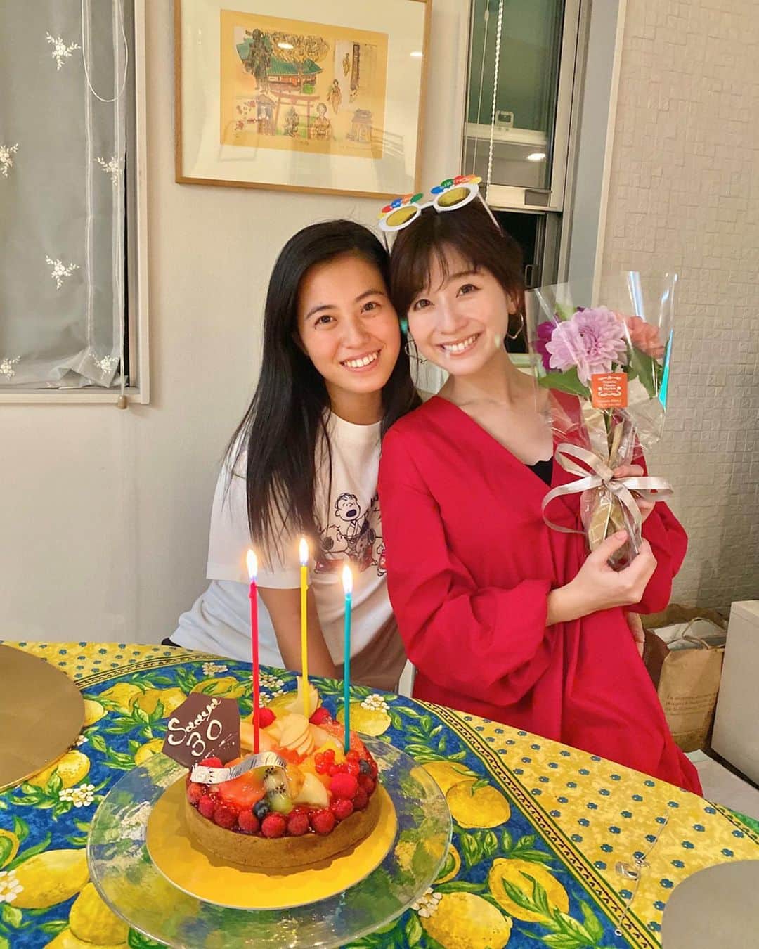 のインスタグラム：「・ love❤️ 旦那さんと実家に行ったら みんながお祝いしてくれた🎂 モンサンクレールのケーキが最高すぎて さすがママのチョイス🥺❤️ ありがとう〜🎂💕 "Saaya30" 笑 なんてダイレクトなんだ🤣🤣 30代がとっても楽しみ。 満彩が用意してくれた眼鏡 こーゆうの初めてで嬉しい← そしてさらっとお花を買ってきてくれるような 素晴らしい女性に育ちました。嬉しい。 可愛いお花💐 #モンサンクレール　#モンサンクレール自由が丘 #お誕生日ケーキ　#三十路　#30代　#30代突入 #誕生日ポスト多くてすみません　#もう少し続きます」