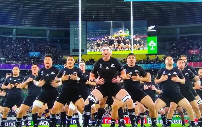 野本かりあのインスタグラム：「ワクワク✨ #ニュージーランド代表によるハカ「カパ・オ・パンゴ」 #RWC2019  #NZLvIRE #RWC東京」