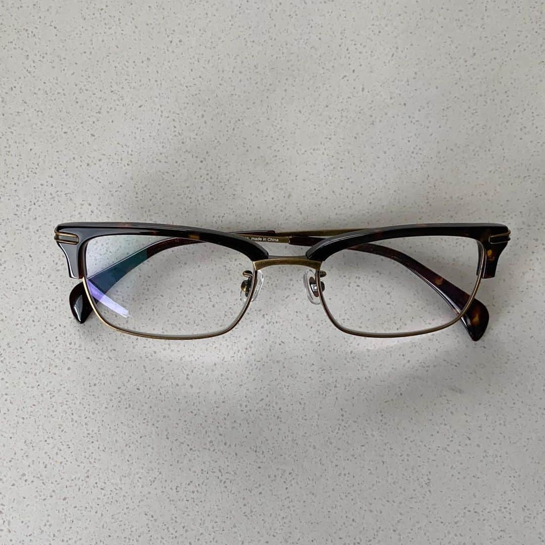 浅野忠信さんのインスタグラム写真 - (浅野忠信Instagram)「Reading glasses. But I couldn’t see details of design of this glasses without this glasses.  老眼鏡の細かいデザインがこの老眼鏡つけないと見えない!(^o^)!」10月19日 10時27分 - tadanobu_asano