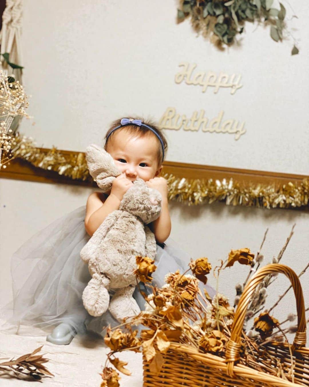 高橋菜摘のインスタグラム：「2019.10.18 1歳になりました❤︎ この1年は息子の時とは違って 成長も何もかもが早すぎて 色々追いつけないです😹 朝から @isao_seki と 頑張って出産したあの日が 昨日のことのようです。 娘は成長は早いんだけど ミニマムサイズで なんだか未だに赤ちゃんだから 気付いたらえ、もう1歳なの？ って感じです。 小さくて可愛い期間が長いから いいのかな。笑っ 私たちのLOVEちゃん これからも癒しをもらうね。 #1歳 . . #1歳誕生日 #ママリ #おうち写真館  #ベビフル #コドモノ #親バカ部  #赤ちゃんのいる生活 #ベビーモデル #マールマール #女の子ママ」