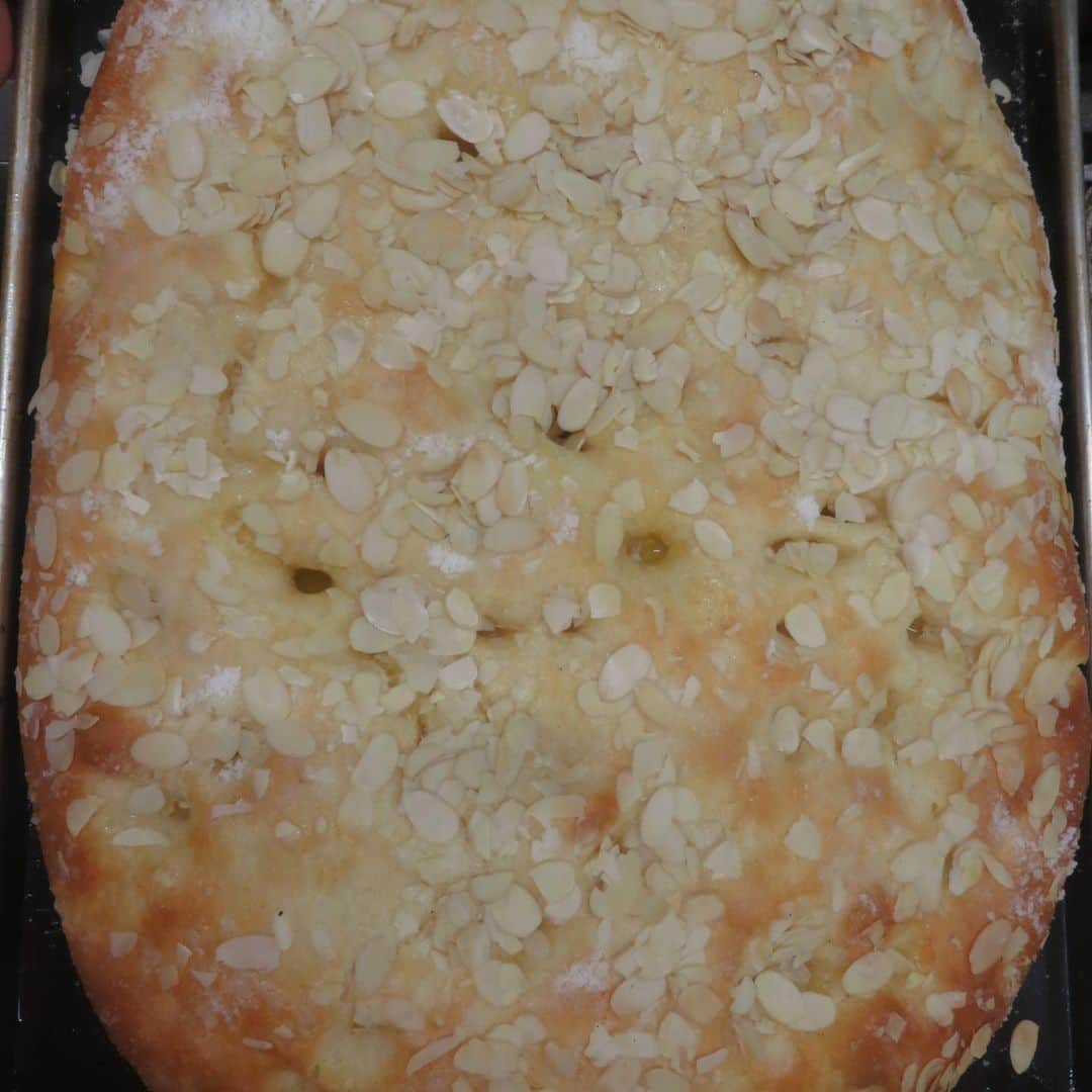 魔女菅原さんのインスタグラム写真 - (魔女菅原Instagram)「ブッタークーヘン✨  きょうはしっとりふっくらが絶妙。 甘すぎないたべやすい菓子パンです。  主要な材料は小麦粉発酵バター砂糖卵スライスアーモンド。添加物はもちろん一切入っていないので安心してお召し上がりいただけます😉  #ブッタークーヘン #butterkuchen  #自家製天然酵母のパン屋さんカンパーニュ  #魔女菅原」10月19日 10時35分 - hatsuyosugawara