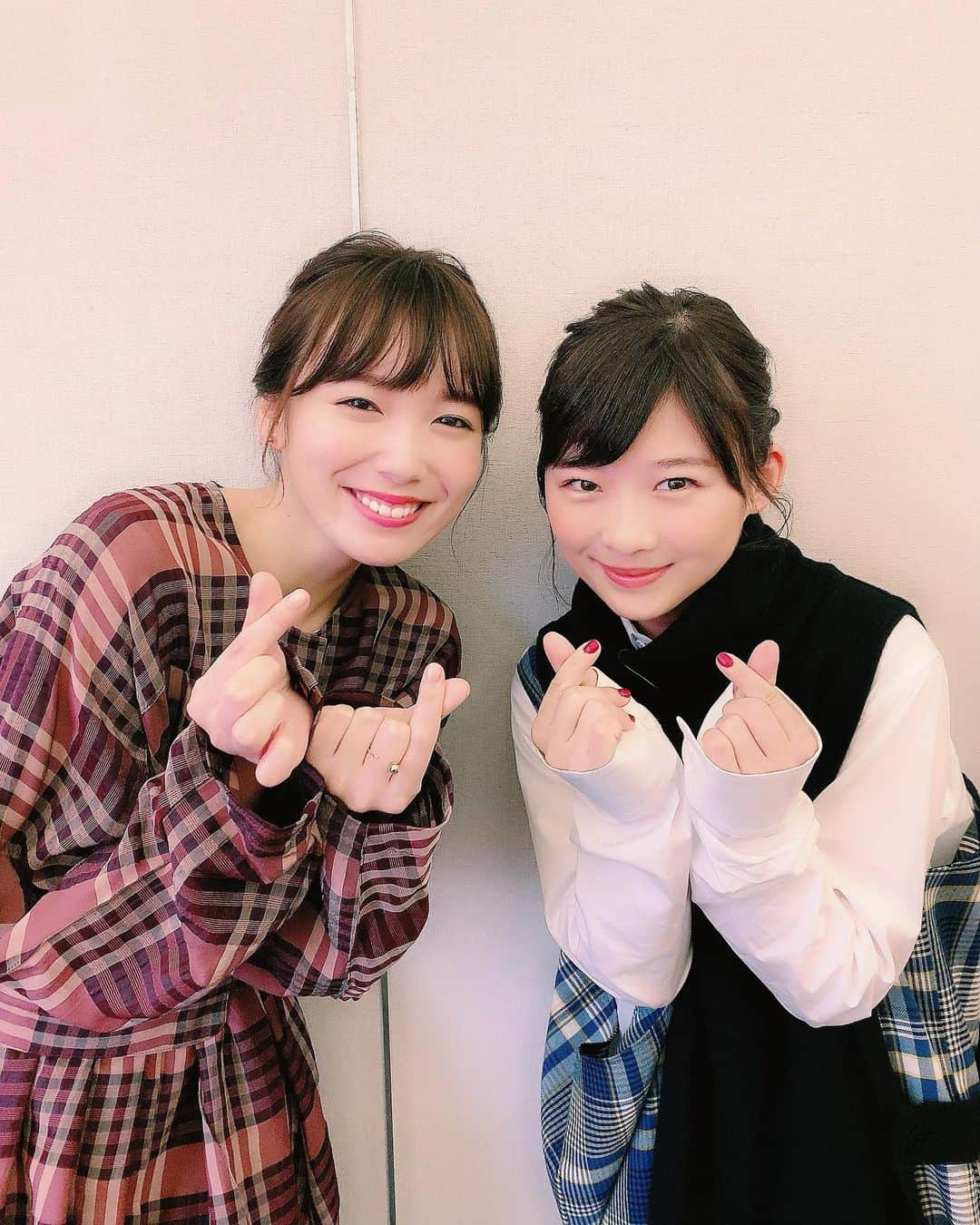 伊藤沙莉さんのインスタグラム写真 - (伊藤沙莉Instagram)「にじいろジーン お邪魔しました🥰  もう本当にみーーーんな優しくて とっても暖かい時間で だから素敵な番組になるんだろうなと 感じました🌞🥂 まりえちゃんは本当に 何万年ぶりかしら といった感じだったのだけれど 相変わらず顔がとんでもなく小さくて 足なんていうのはほーんとに 細んこすぎて フェイスというのも 可愛すぎー😣 といった感じ！ そしてずーっと にこにことしていて とっても素敵ガールでした🥳 そいでインスタにイェーイ とやってくれたから 嬉しくてスクショした🤪  楽しい時間を ありがとうございました！」10月19日 10時44分 - itosairi