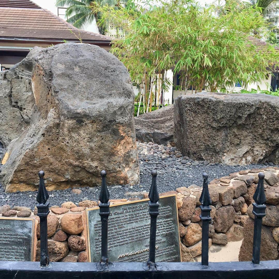 千紘れいかのインスタグラム：「クヒオビーチ近くにある、魔法の石。悪いものを吸い取って、良いものに変えてくれるそう🔮  ハワイ旅vlog後編、アップしました🎥  #ハワイ #ハワイ旅行 #vlog #hawaii #YouTube #魔法の石  #パワースポット #癒し #癒やし」