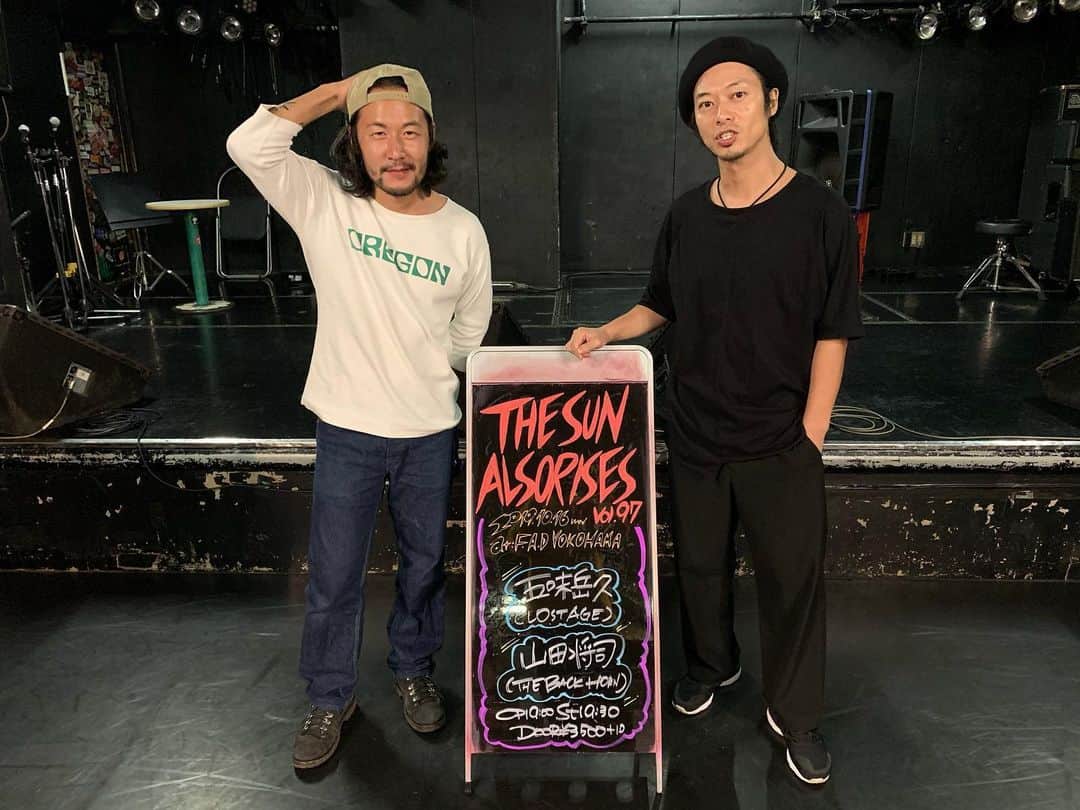 山田将司のインスタグラム：「先日は横浜F.A.Dにて、LOSTAGE五味さんと弾き語り。 同い年の五味さん。 怖い話が本当にダメだと。 可愛かった。笑 バンドの繋がりは全然なくて、完全に初めての夜でした。 「同い年だからタメ語はやめよう」 と、ひとことふたことタメ語になってもまだ敬語に。 その方が落ち着く関係もあるよね。 弾き語り、声も佇まいも音遣いもかっこよかったです。 バンドでもいつか！ 夏目さん素敵な機会をありがとうでした！」