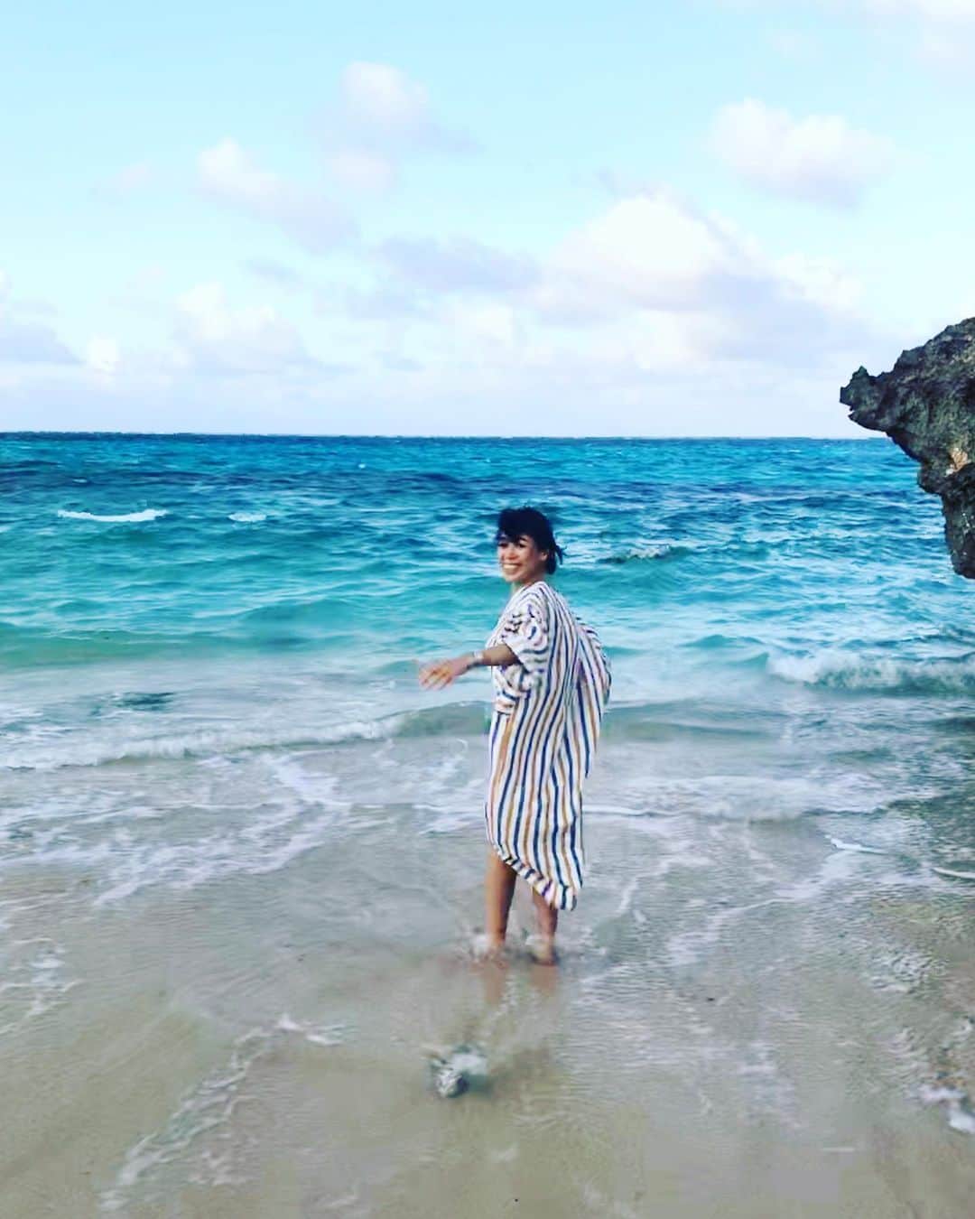 早坂香須子さんのインスタグラム写真 - (早坂香須子Instagram)「ネロリラボタニカのみんなで池間島へ行ってきました。 着いてすぐに北の海でずぶ濡れ。 #仕事です😅 #nerolilabotanica  #ネロリラボタニカ #organic #池間島」10月19日 11時03分 - kazukovalentine